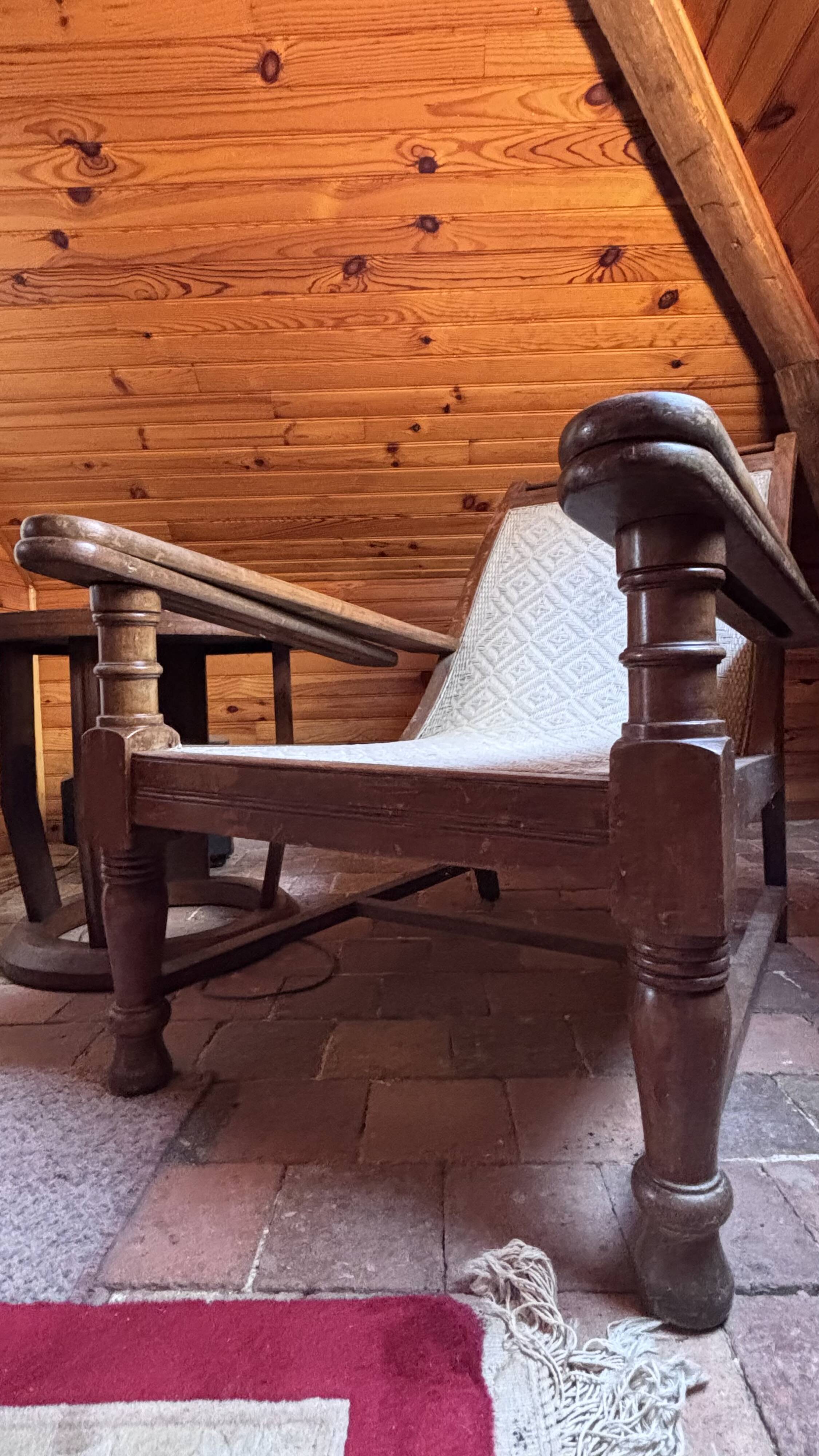 Vintage armchair in solid wood and geometric weaving – lodge spirit