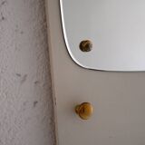 Miroir déco avec cadre en bois peint en blanc et détails dorés