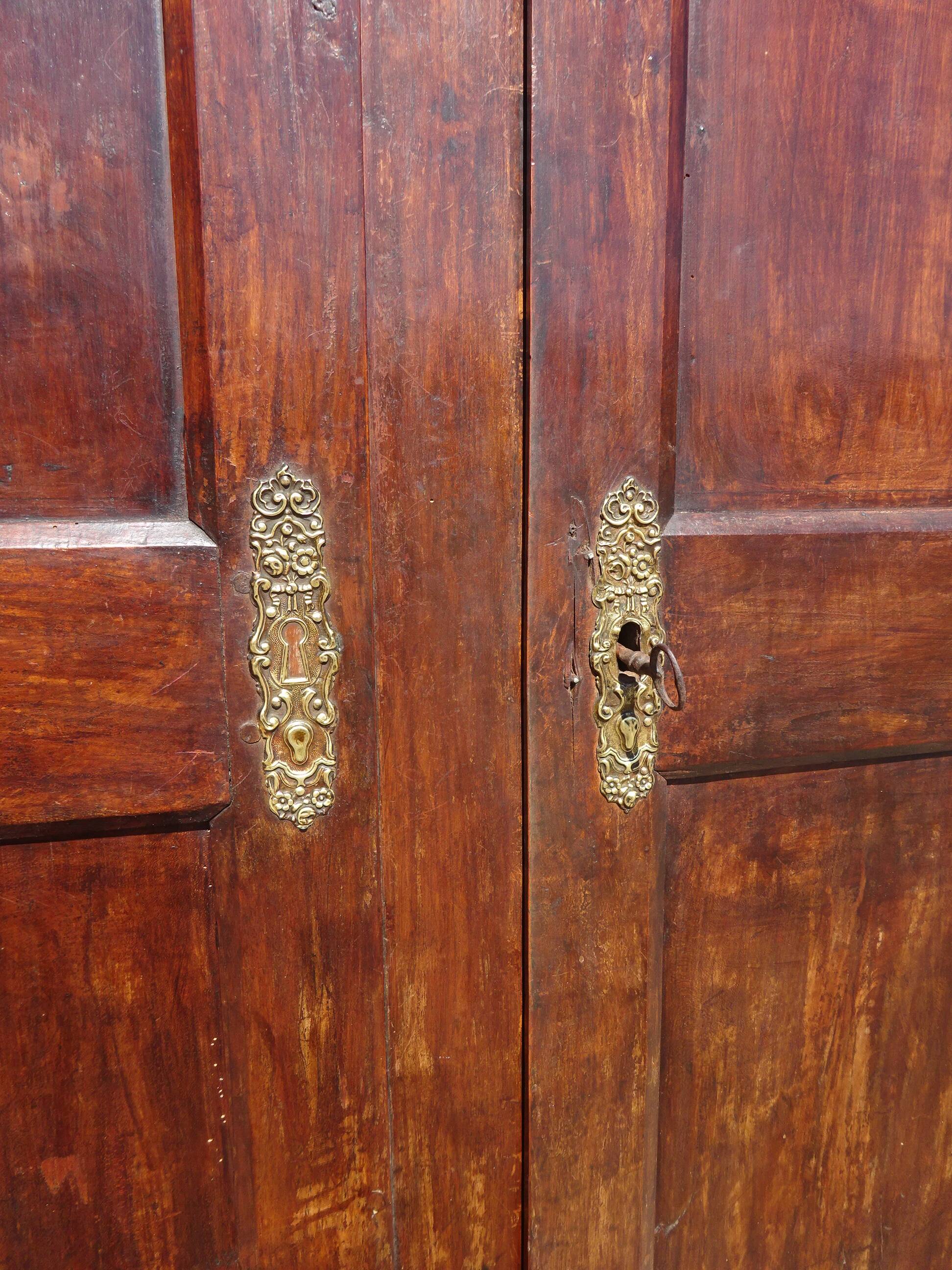 Ancienne armoire en noyer