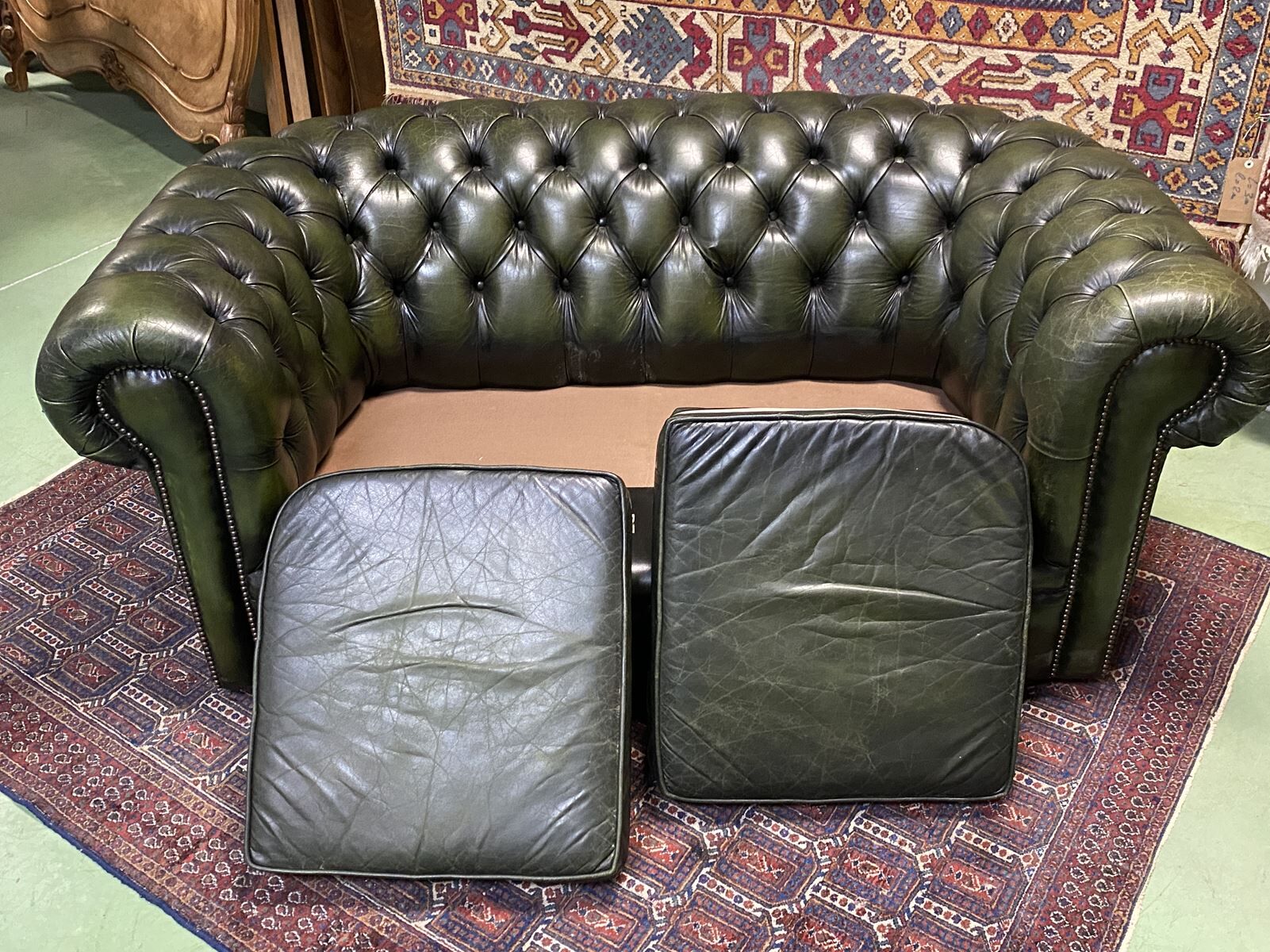 Chesterfield 2-seater green leather sofa from the 1980s