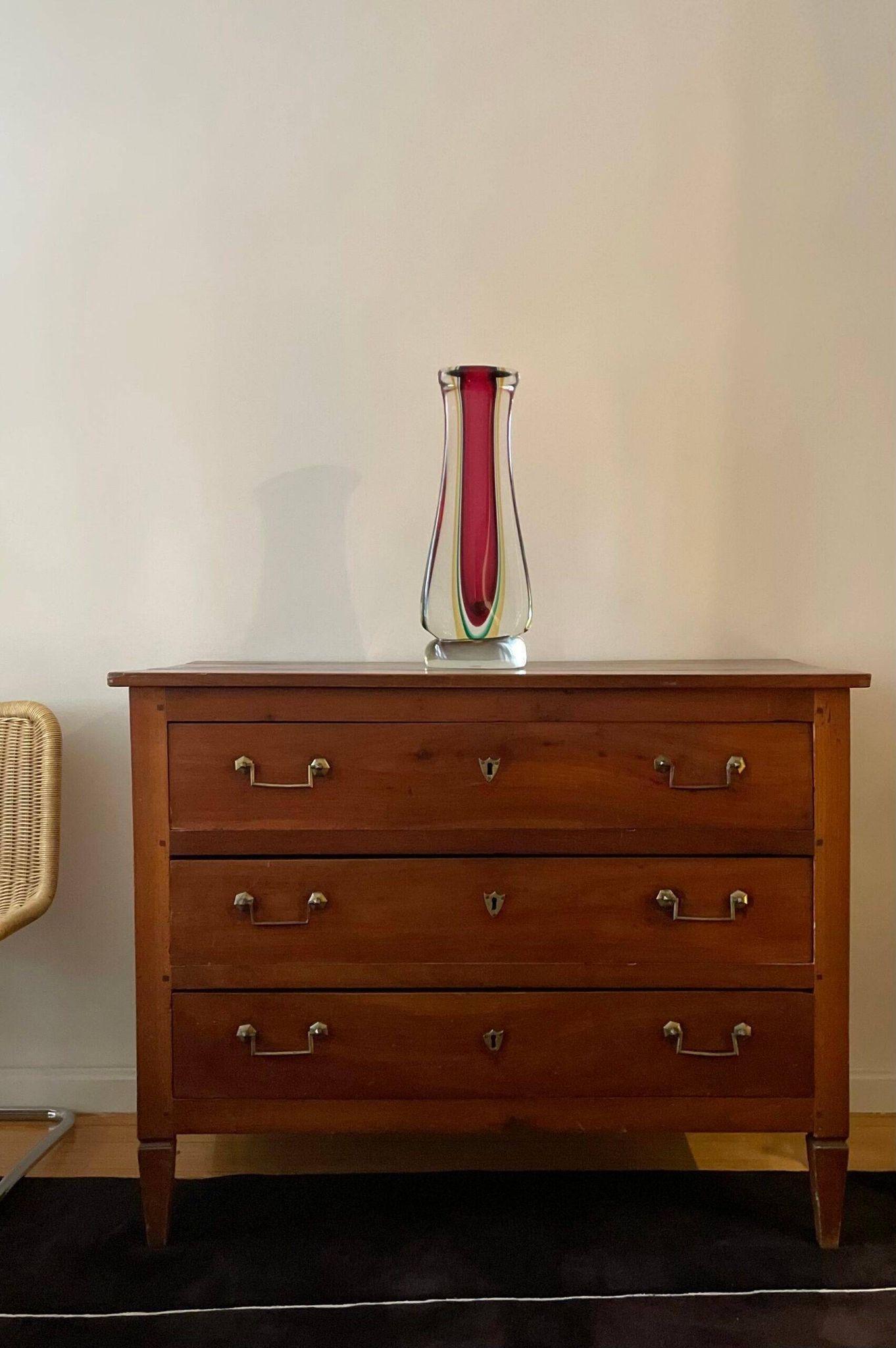 Commode en noyer français du XVIIIe siècle