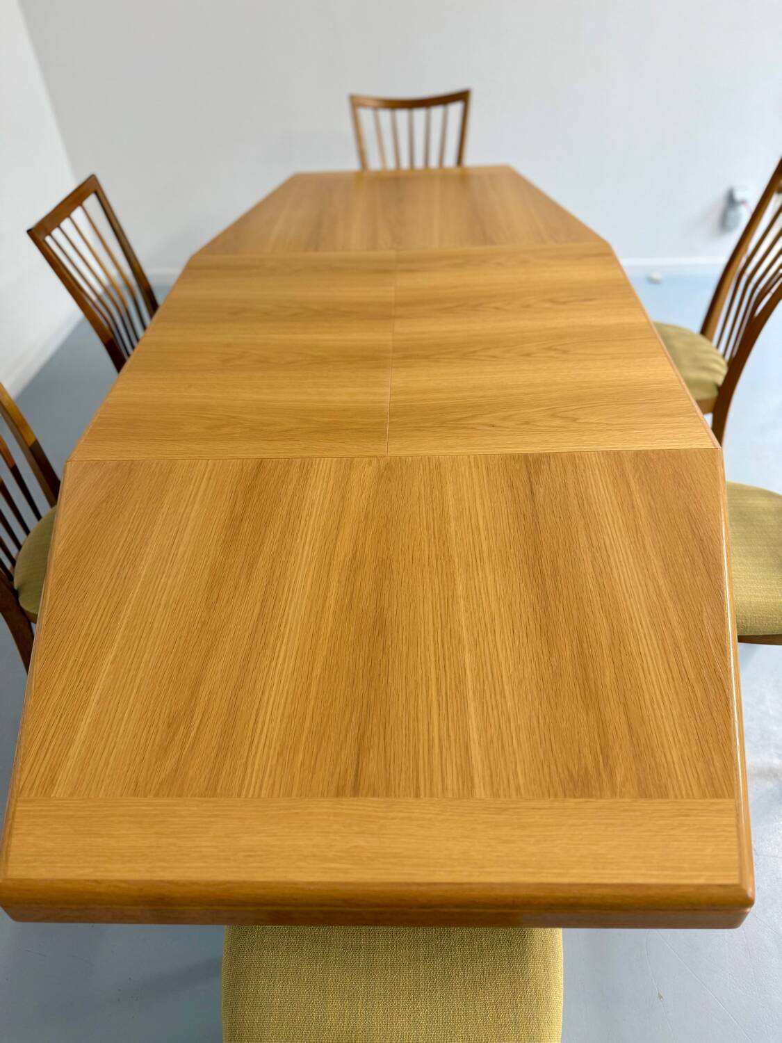 Ancienne table en bois massif octogonal a rallonge design Girsberger