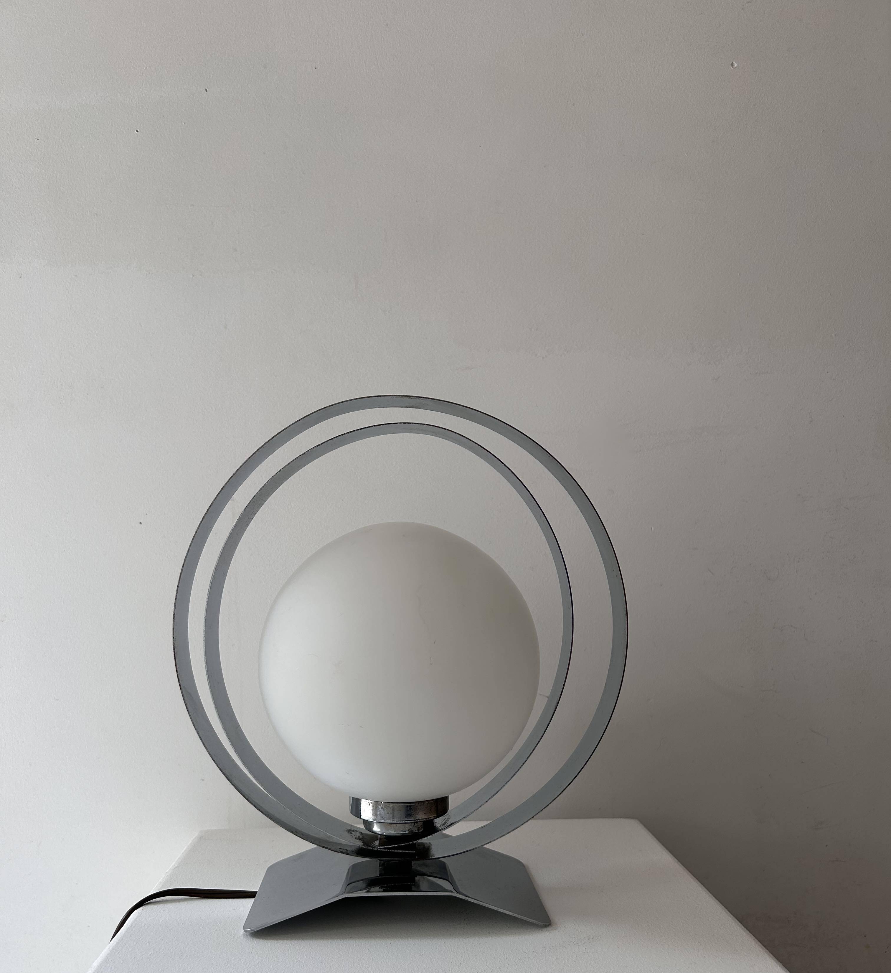 Lampe de table vintage, chrome et opaline, France 1970