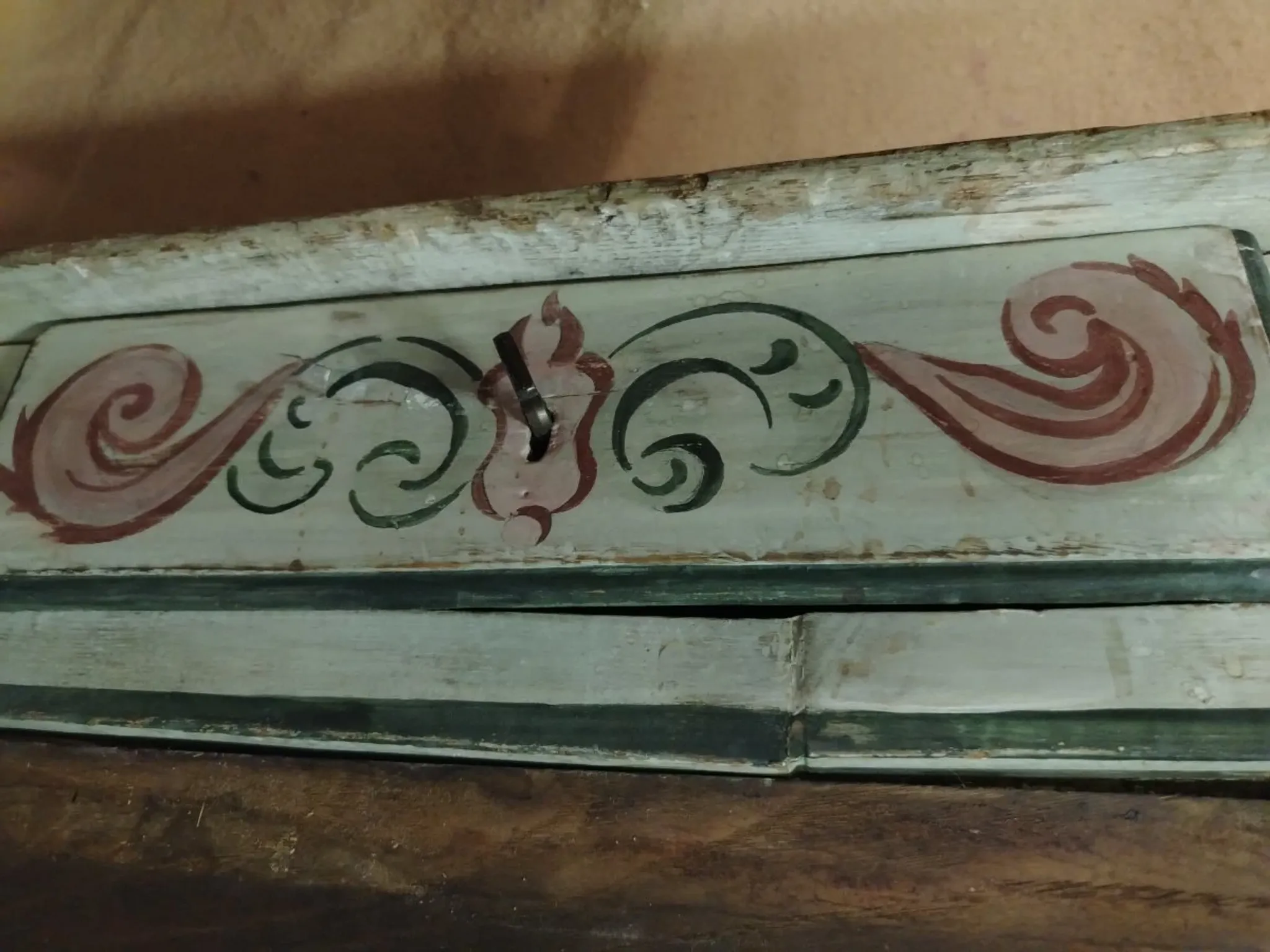 Lacquered wooden writing table, lacquered and painted, 18th century. Tuscan.