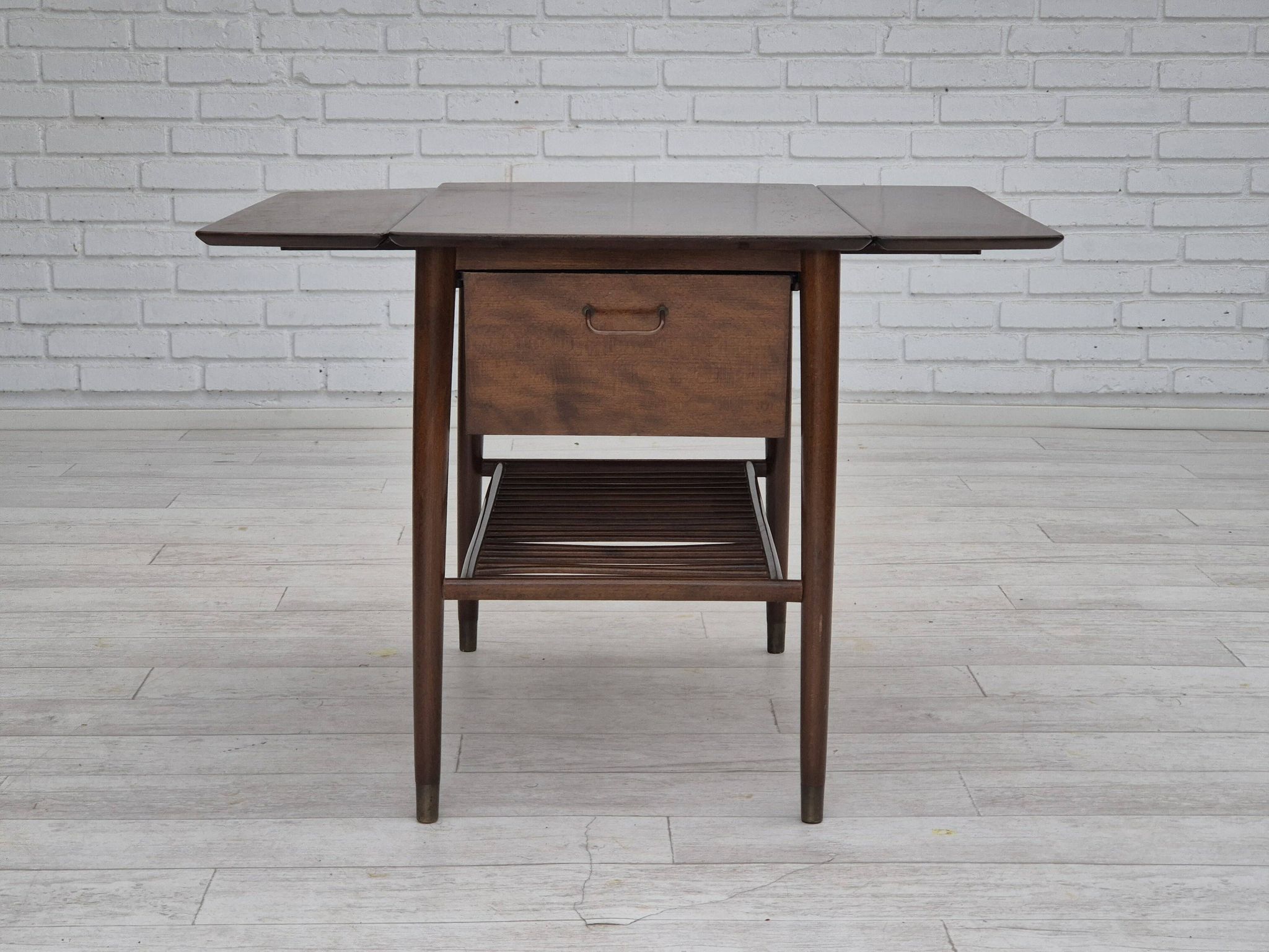 Table basse pliante danoise des années 1950 avec tiroir et étagère, état d'origine.