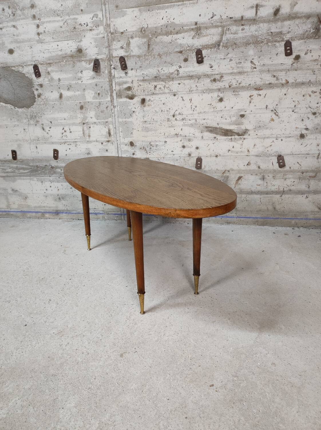 Oval coffee table
