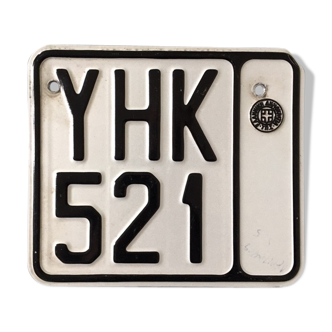 Enamelled metal plate