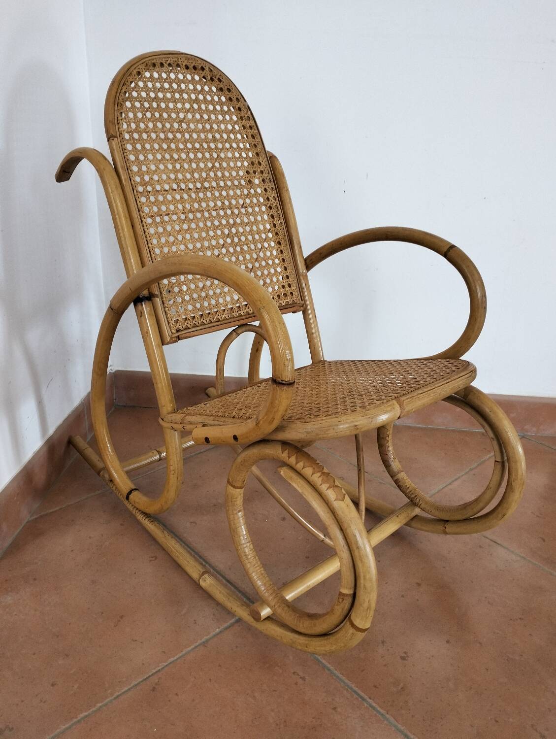 Rocking-chair enfant en bambou et cannage