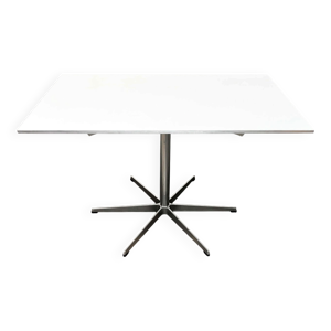 Table minimaliste danoise
