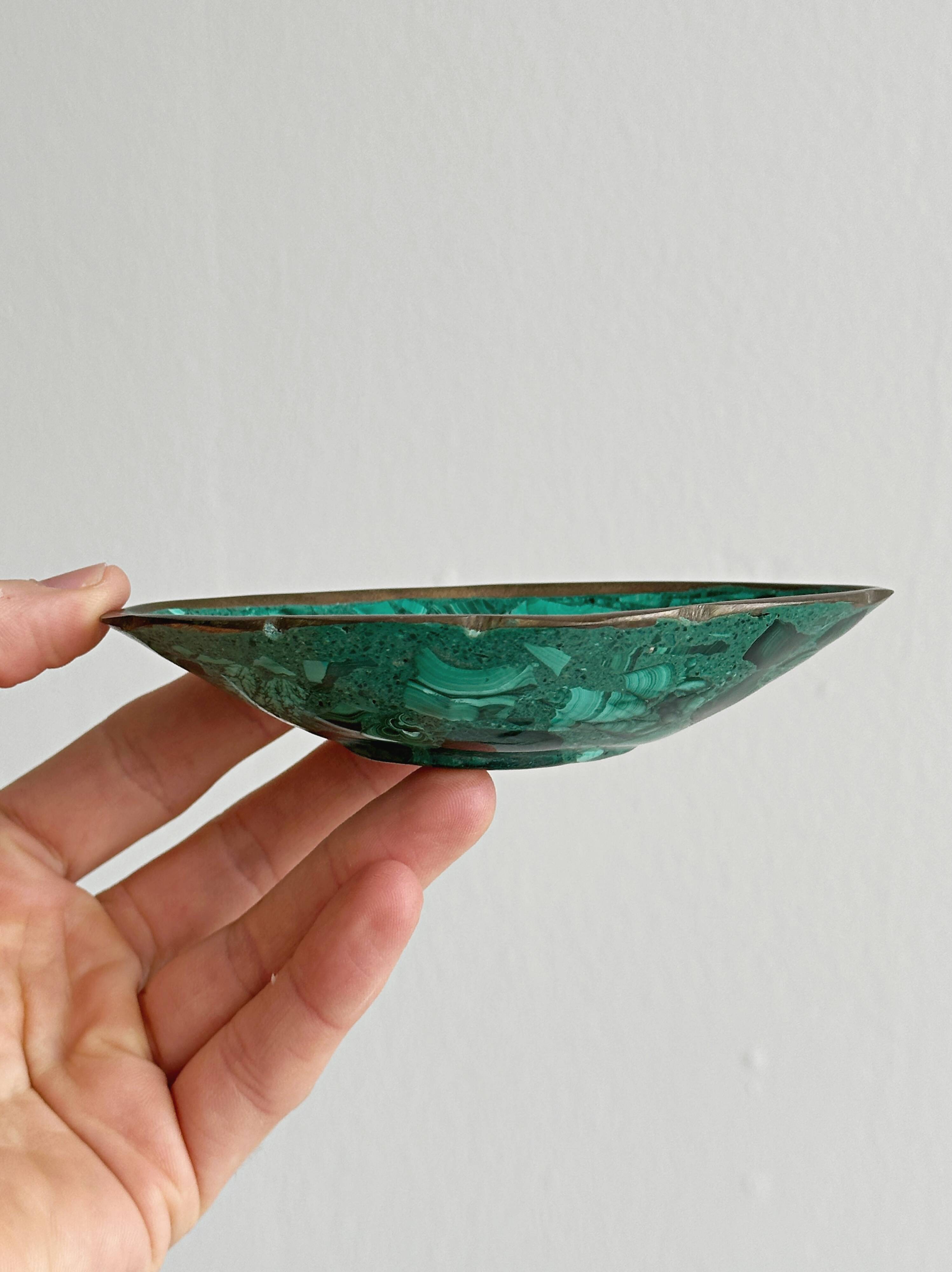 Mini bowls in malachite for jewellery or rings.