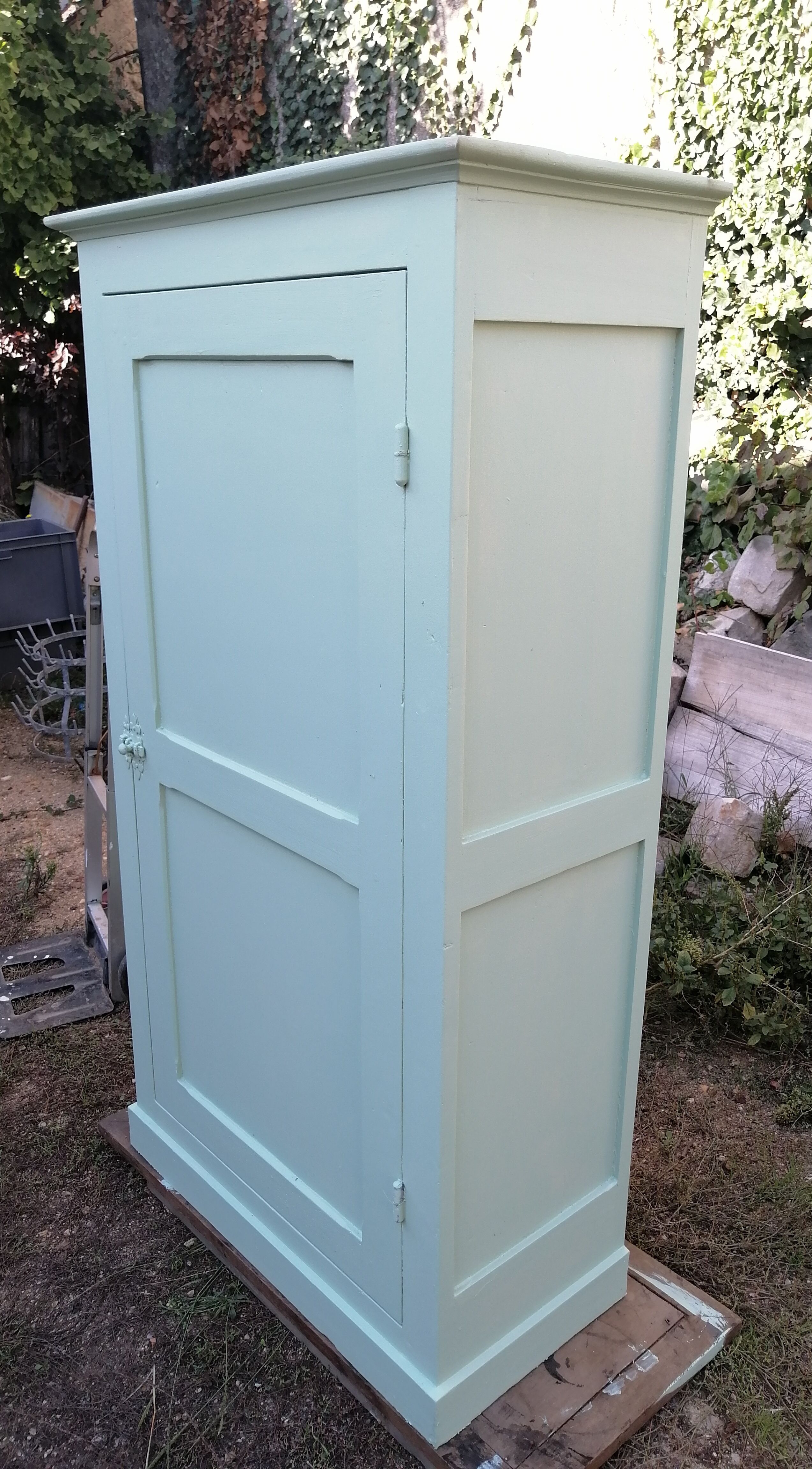 Parisian wardrobe or bonnetière