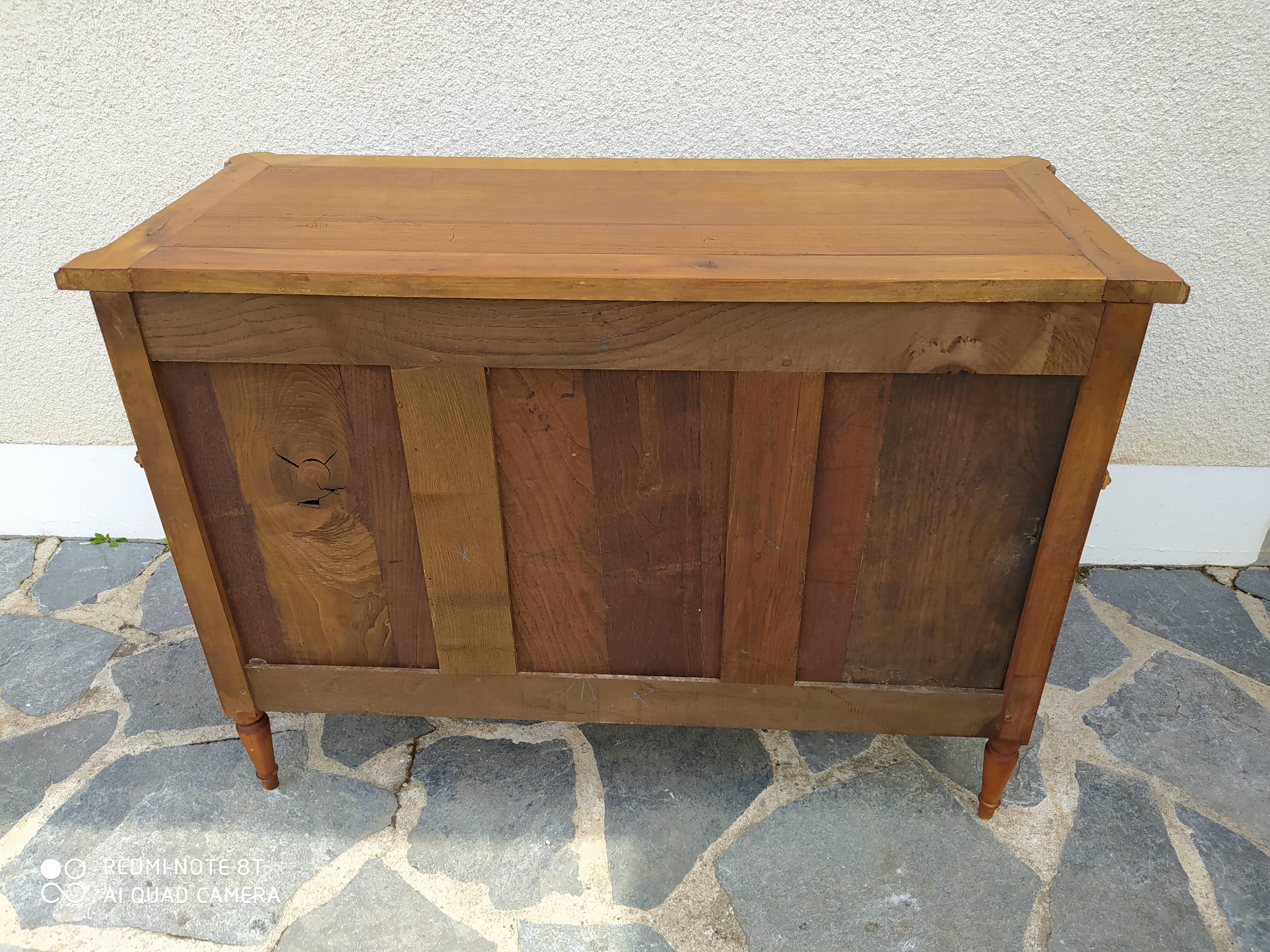 Commode en noyer de style Louis XVI