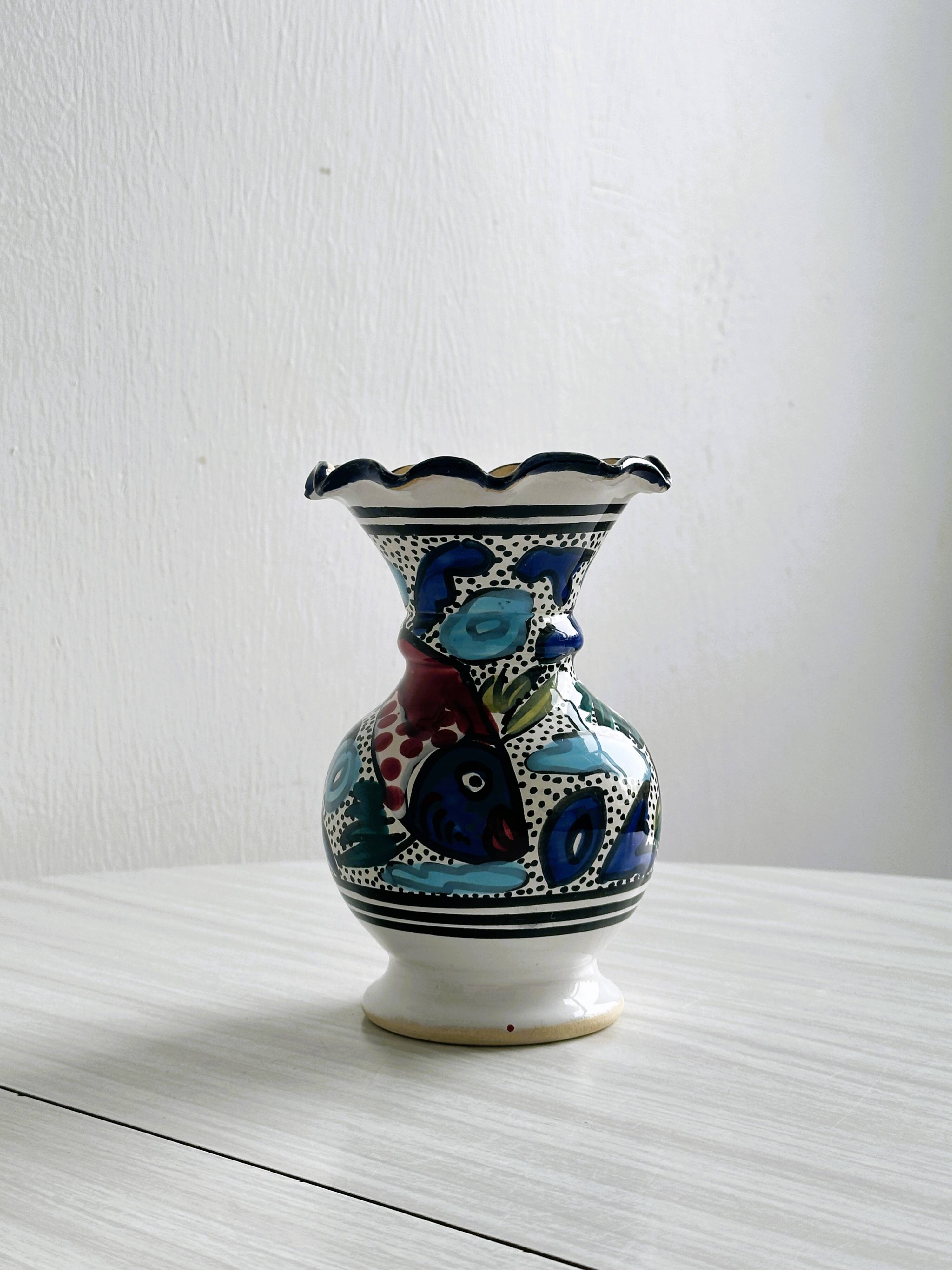 Petit vase peint à la main style Maghrébin.