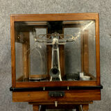 Ancienne balance de précision dans sa vitrine d'origine, Prolabo Paris vers 1900