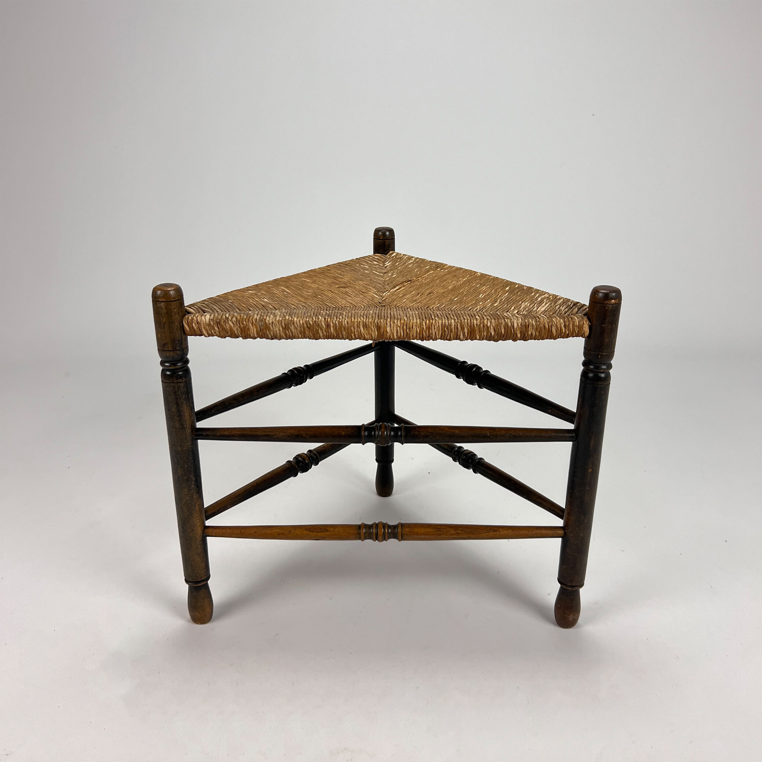 Tabouret triangulaire en chêne massif et osier, années 1950