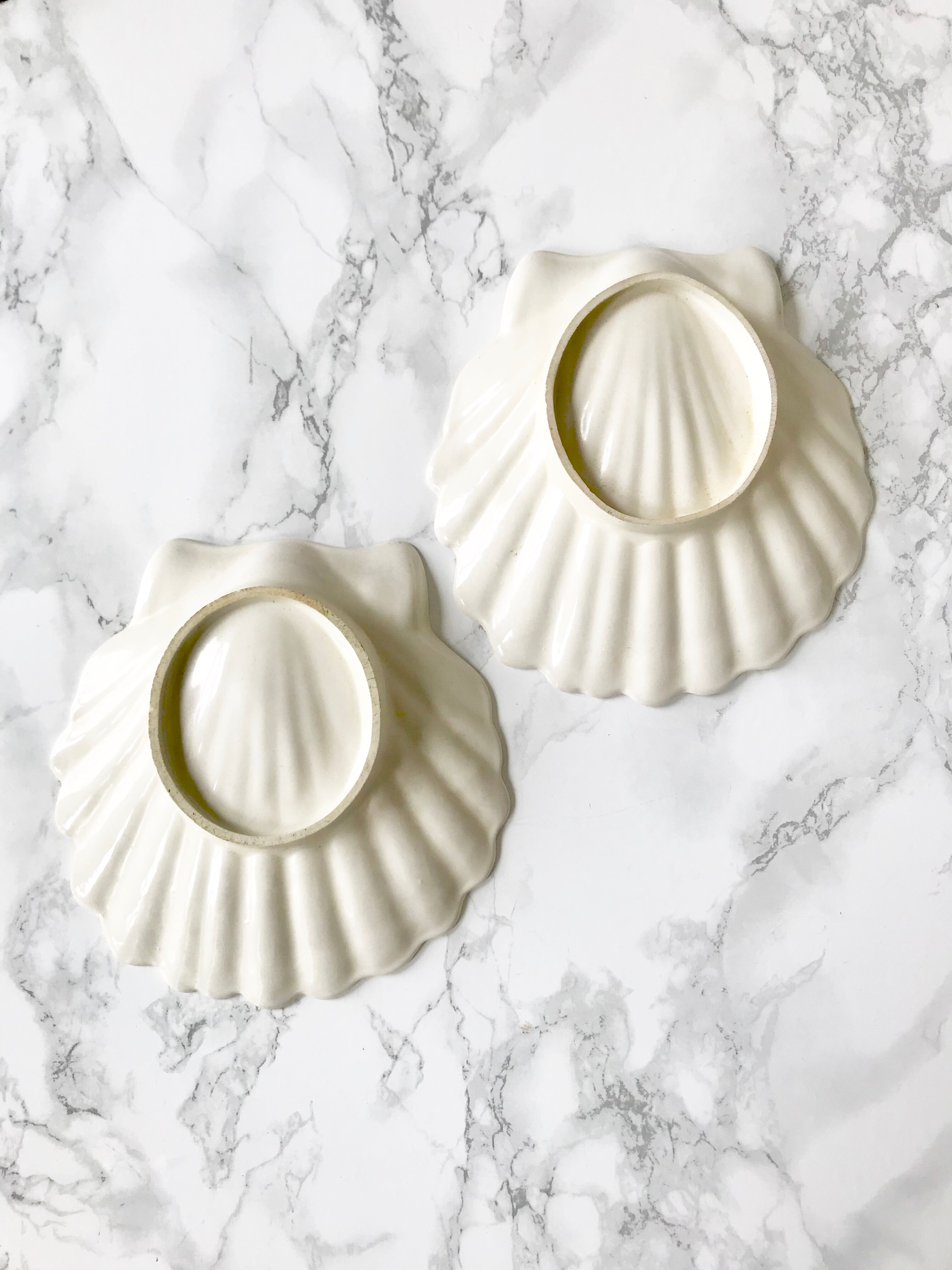 Pair of vintage Saint Jacques shells in irifised faience