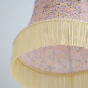 Suspension Armande forme "cloche" imprimée avec franges