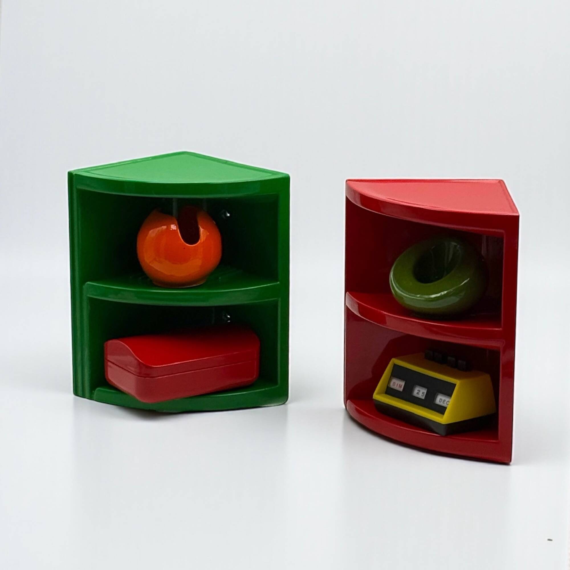 Pair of Colourful 1970s Gedy Wall Shelves in Red and Green
