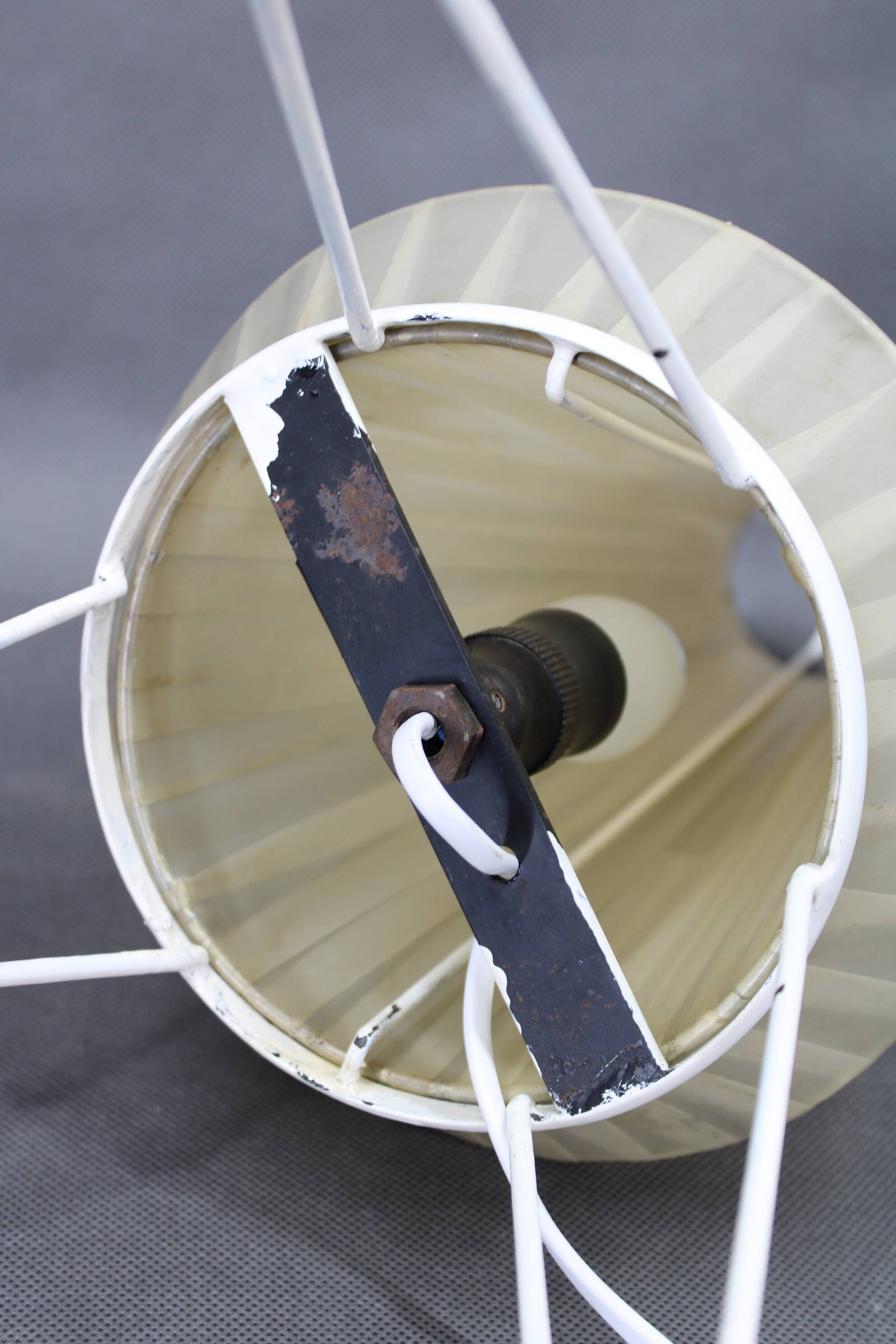 Lampe de table tchécoslovaque des années 1960 avec abat-jour en plastique.