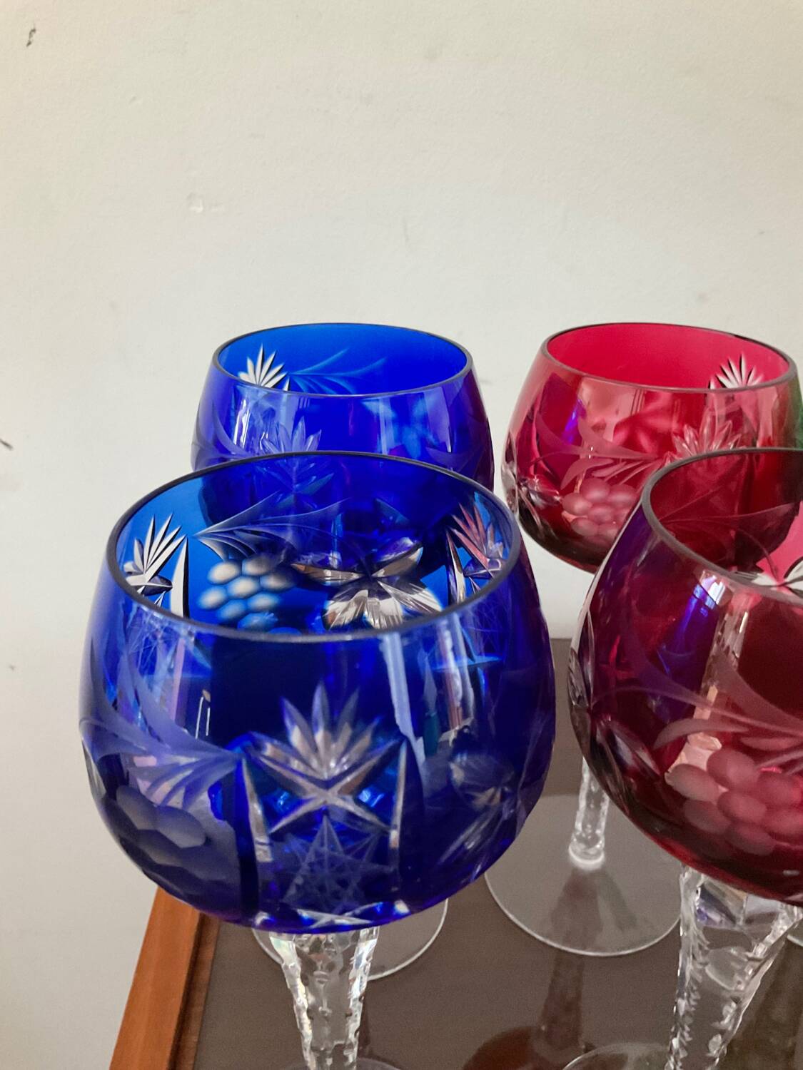 Série de 10 verres anciens multicolores en cristal ciselé