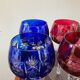 Série de 10 verres anciens multicolores en cristal ciselé