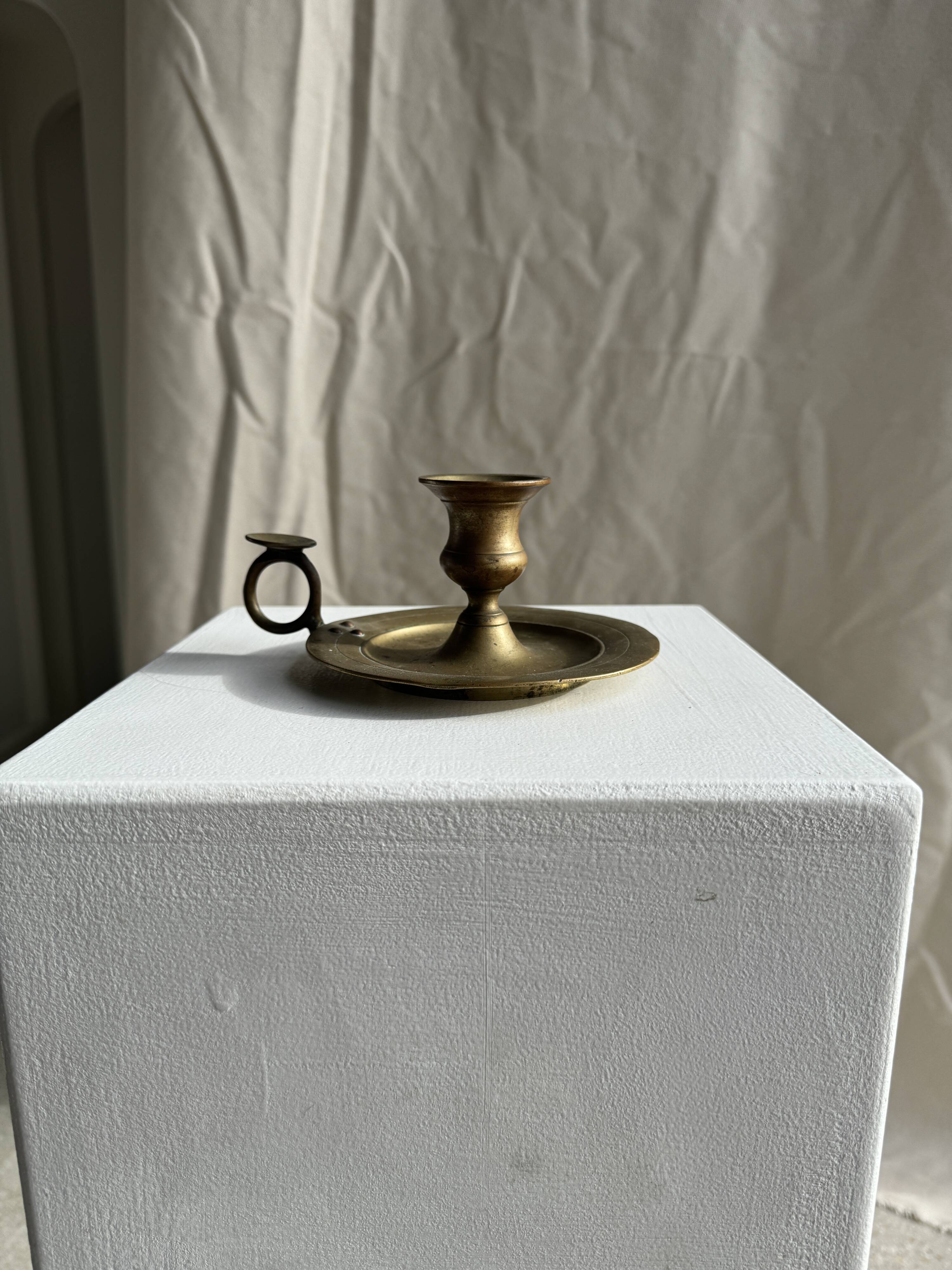 Antique gold hand candlestick with a handle fixed by 3 rivets H8 D13