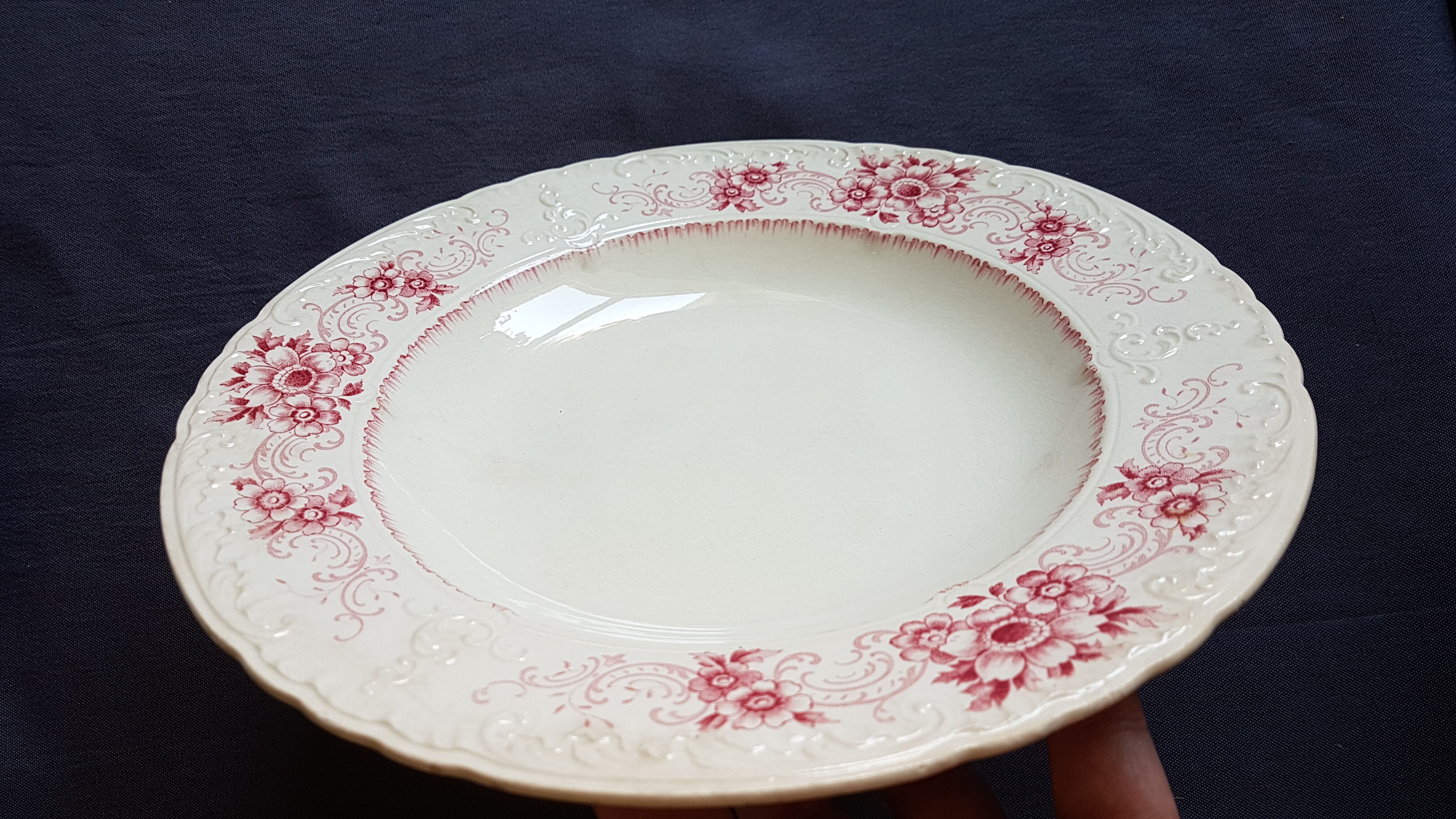 Sarreguemines earthenware plate decorated with flowers