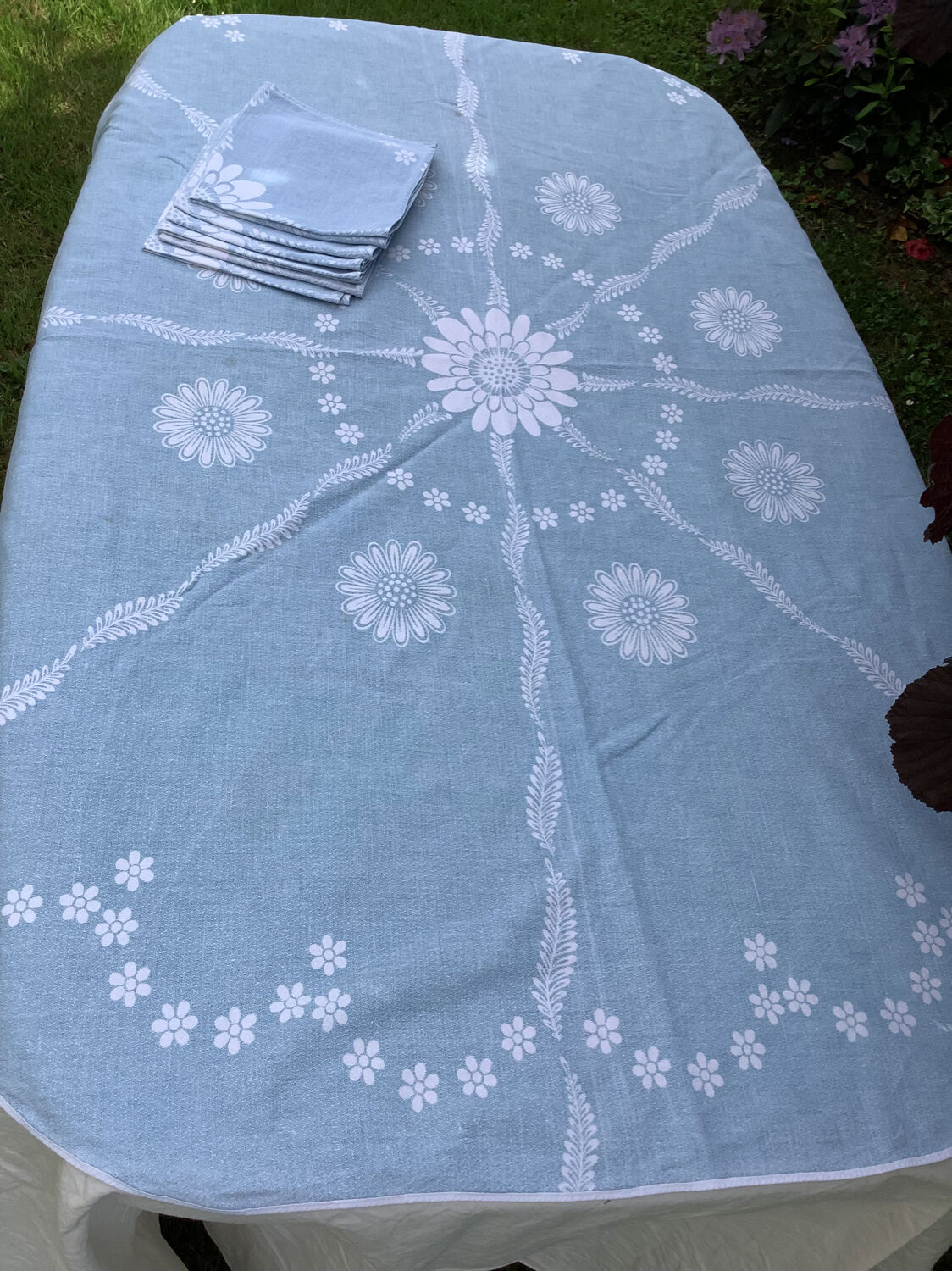 Oval tablecloth and 6 towels