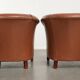 Ensemble de 2 fauteuils club en cuir de vache en bon état dans le style anglais.