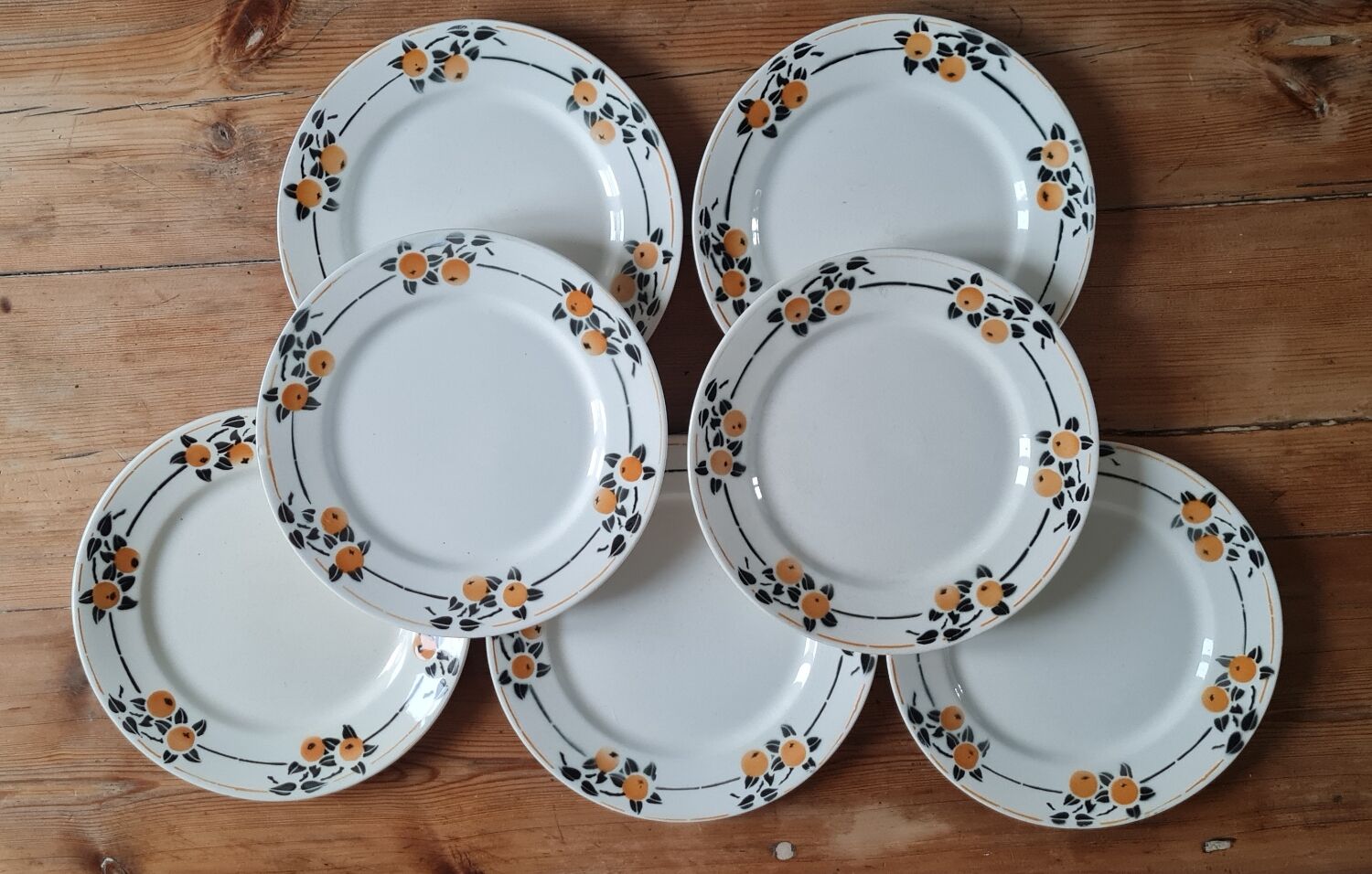 Service of 7 plates in earthenware