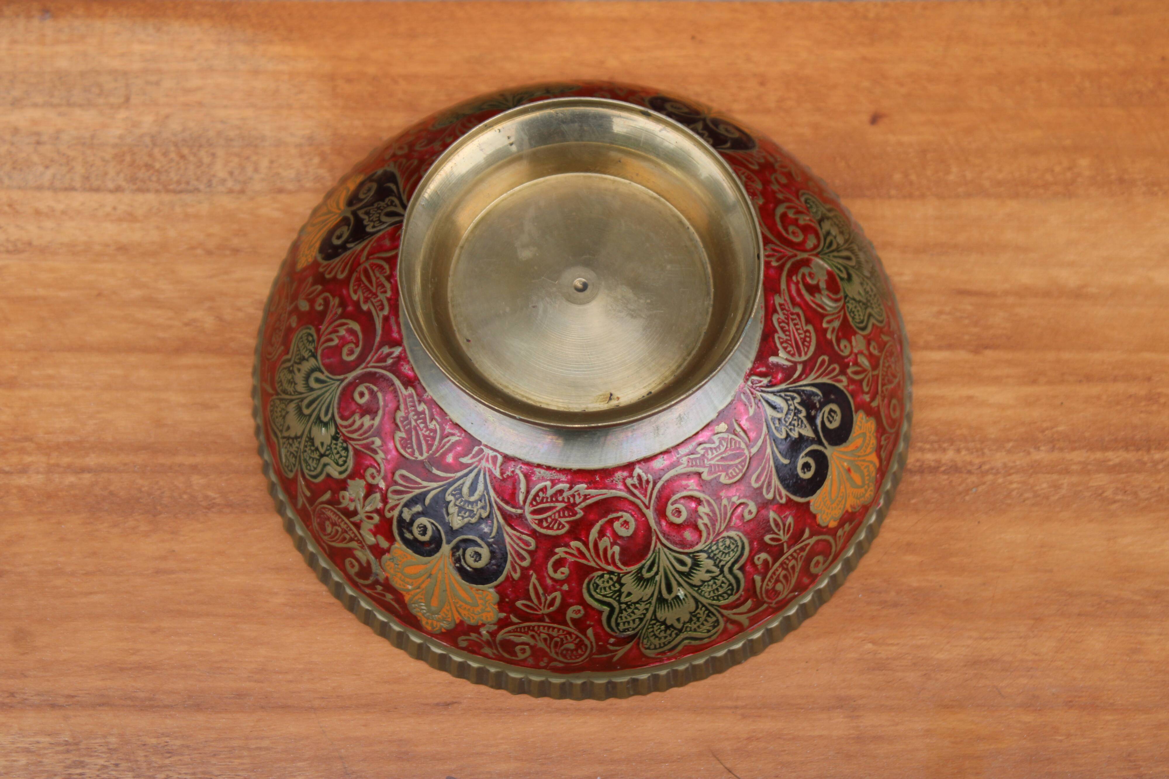 Decorative bowl in hammered brass, oriental style