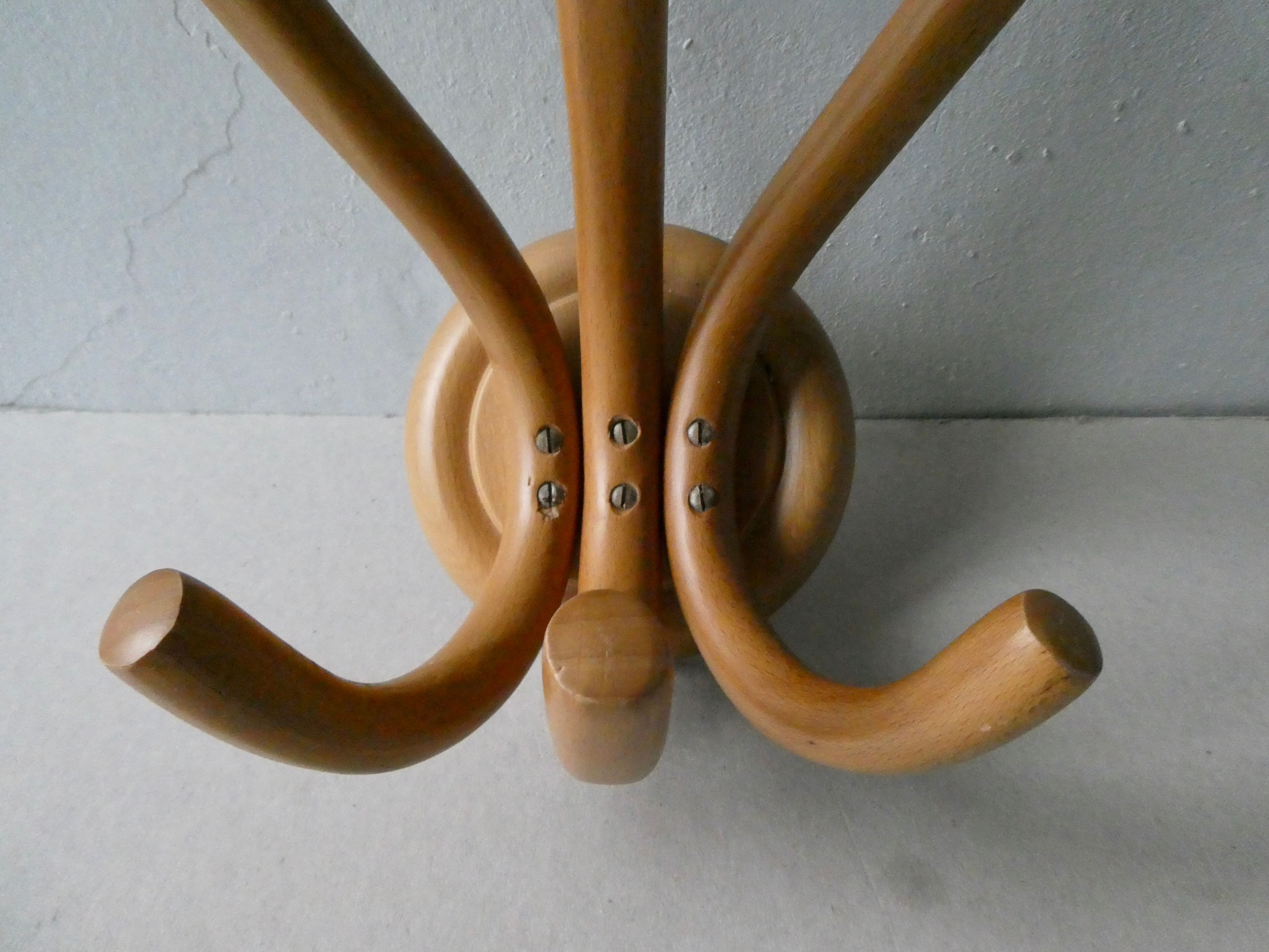 Bistro coat holder with curved wooden pads