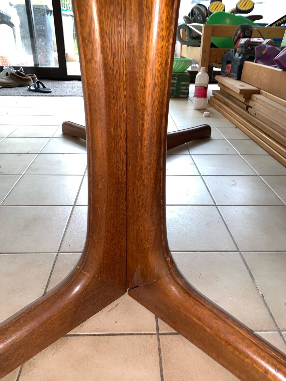 Baumann oval table with extensions