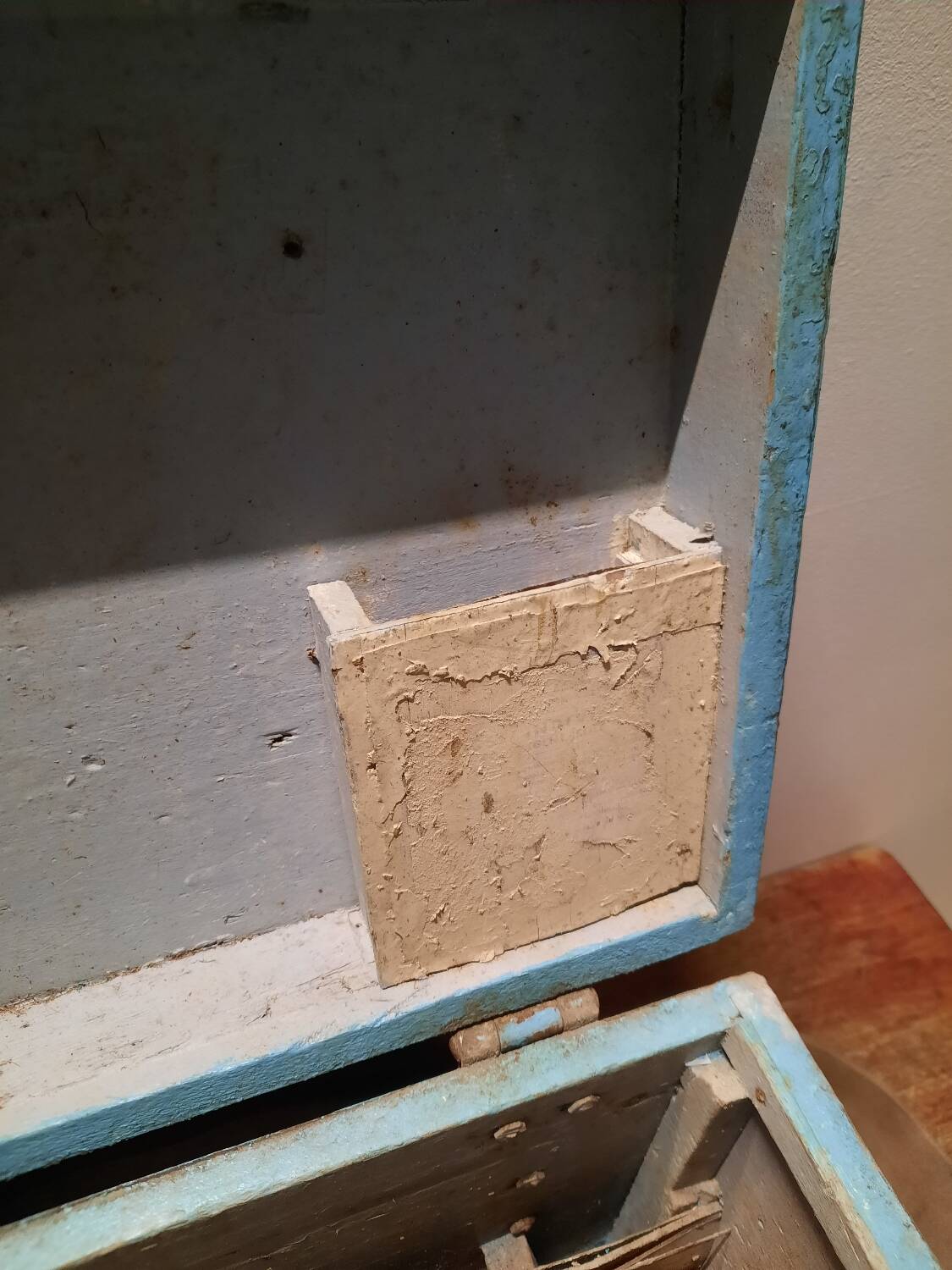 Malle ancienne en bois patinée bleue