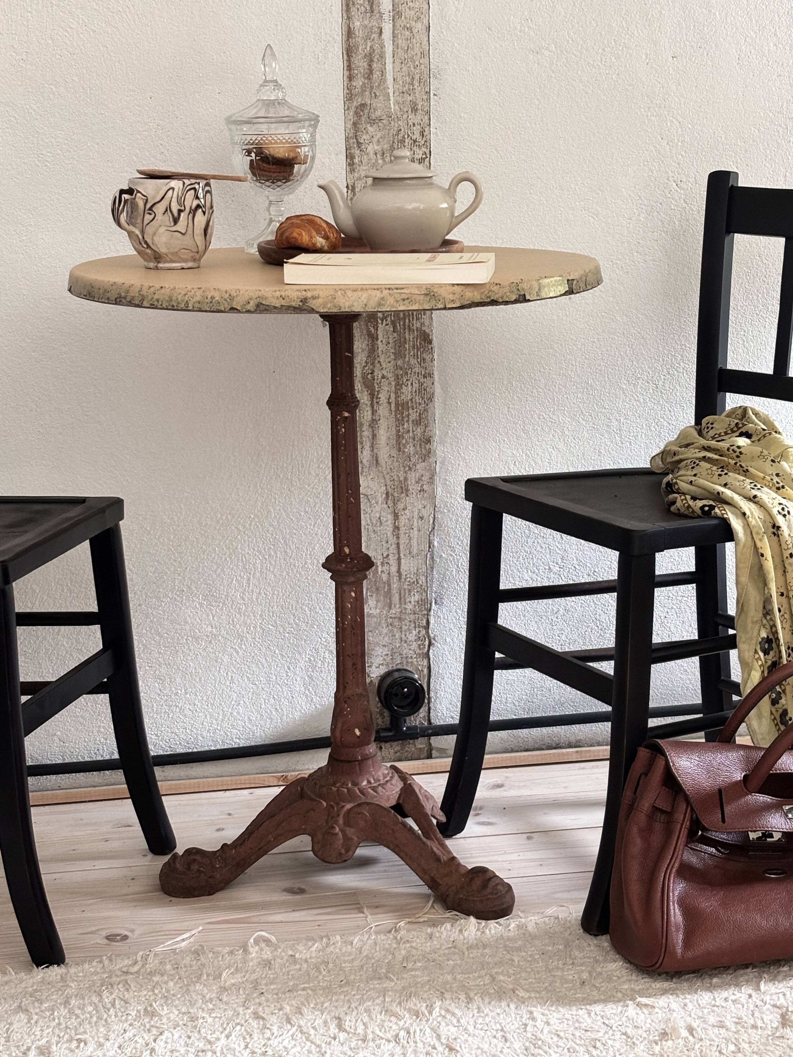 Guéridon pied en fonte et plateau imitant la pierre