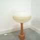 Lampe de table vintage base en marbre avec abat-jour en cuivre et en verre de lait