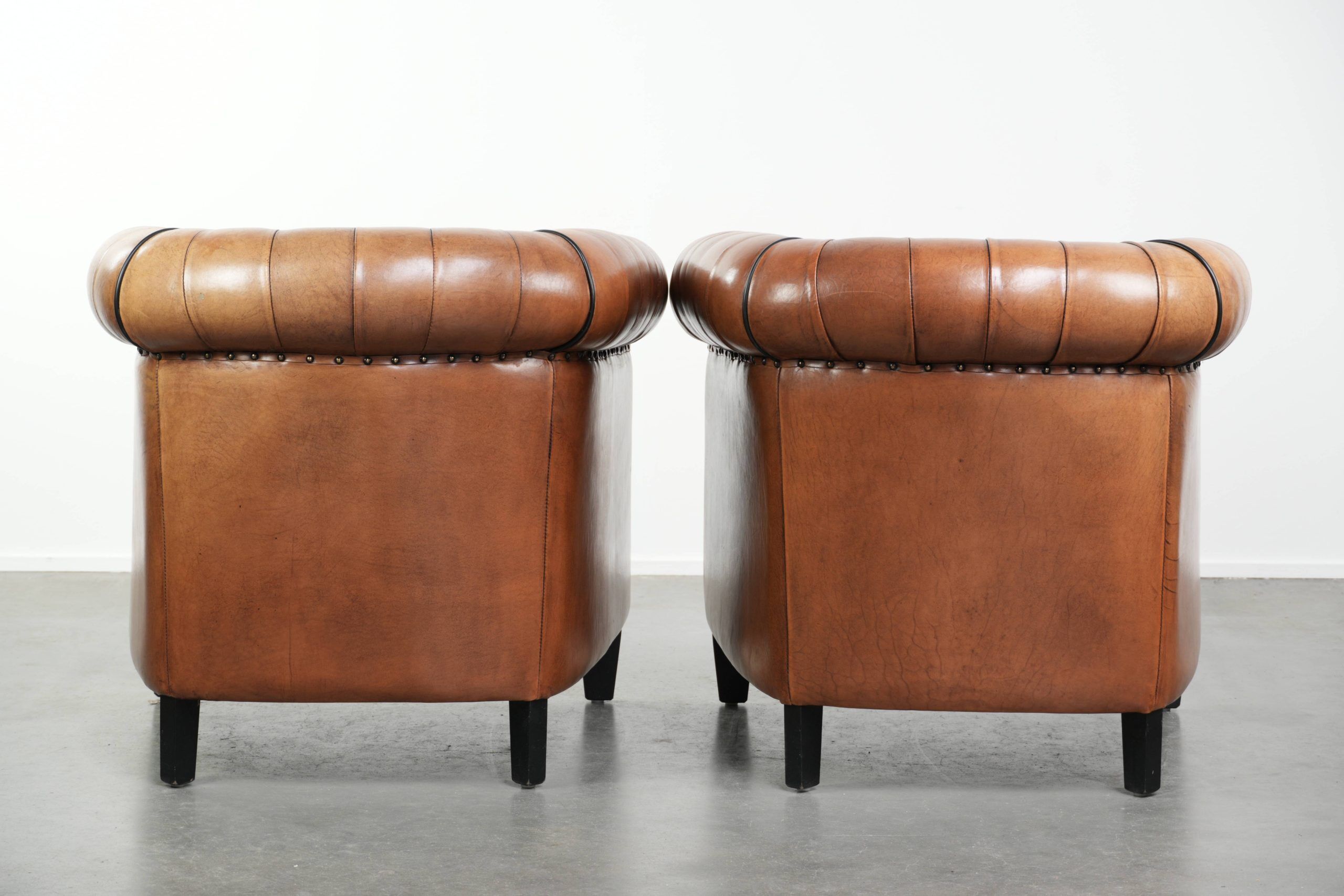 Fauteuils club Chesterfield en peau de mouton de style anglais.