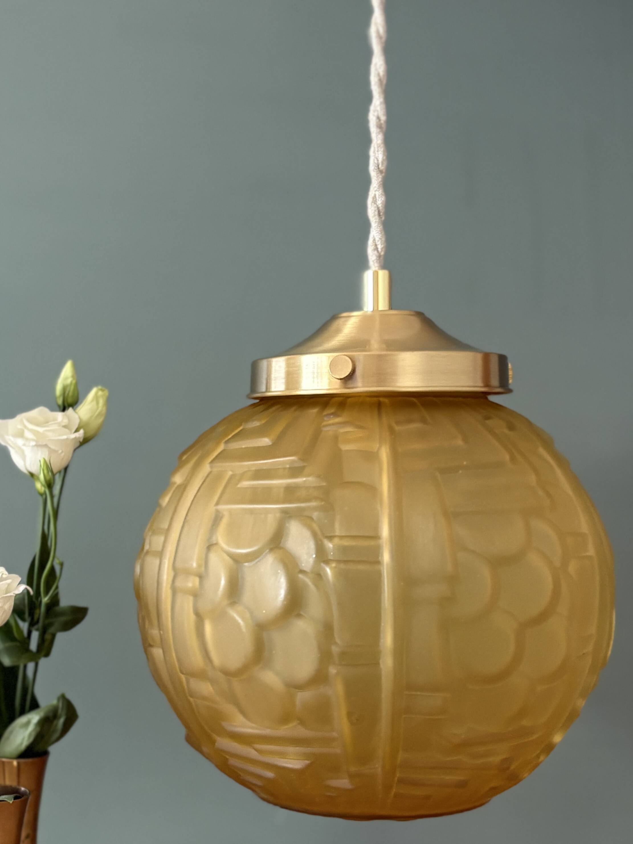 Suspension globe vintage art déco en verre dépoli jaune
