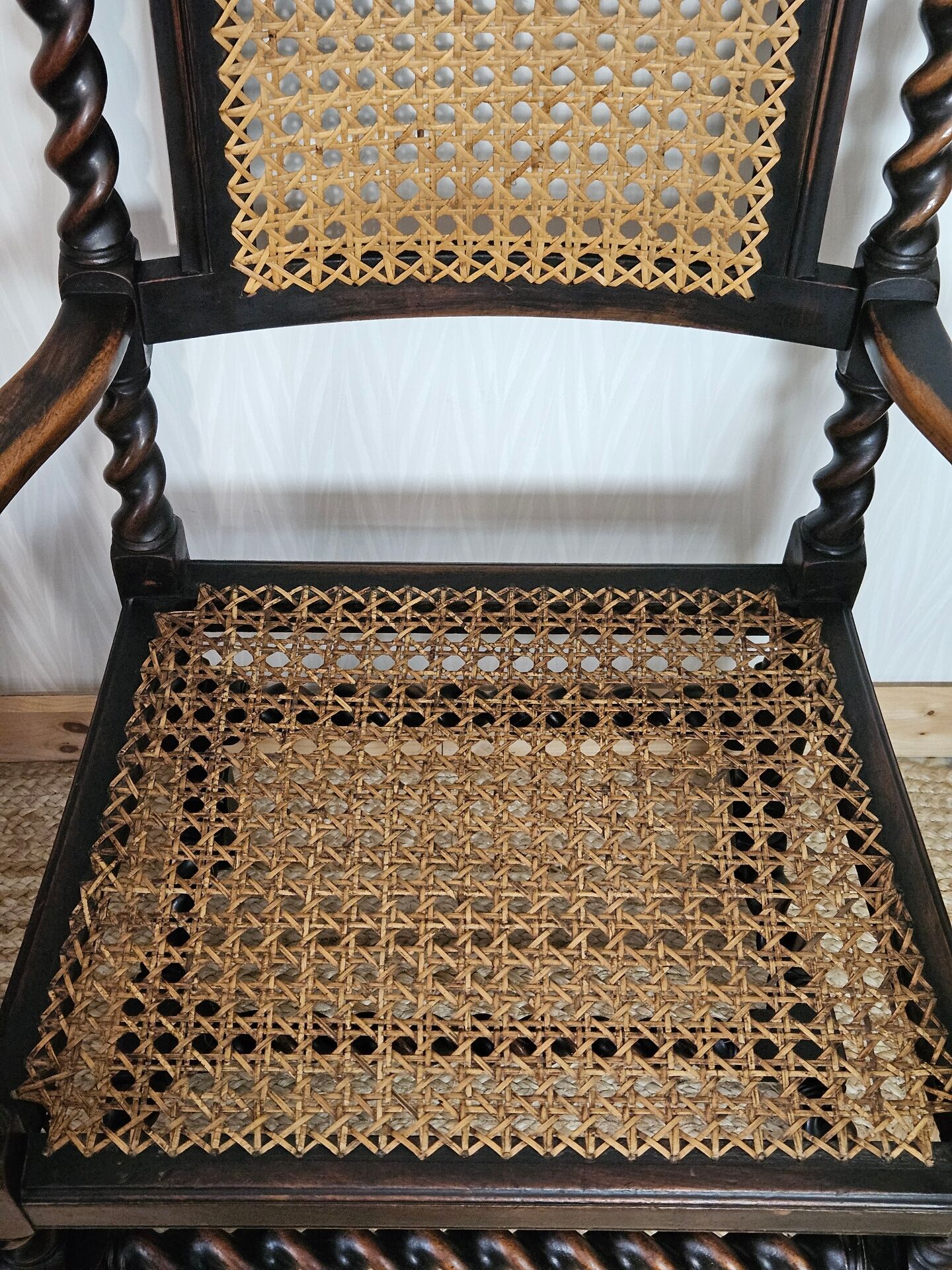 Paire de fauteuils canneés style Louis XIII anciens