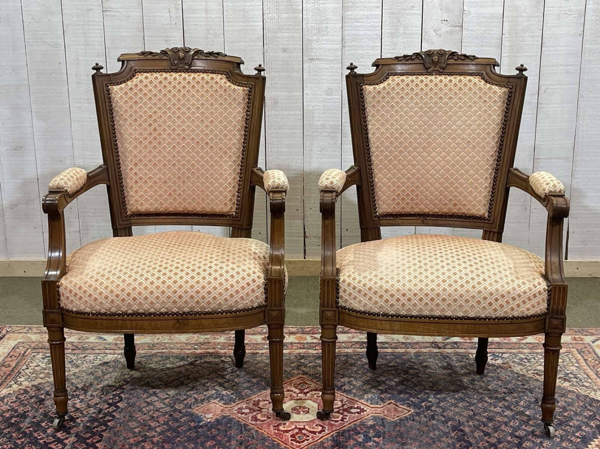 Paire de fauteuils Louis XVI début XXème en noyer