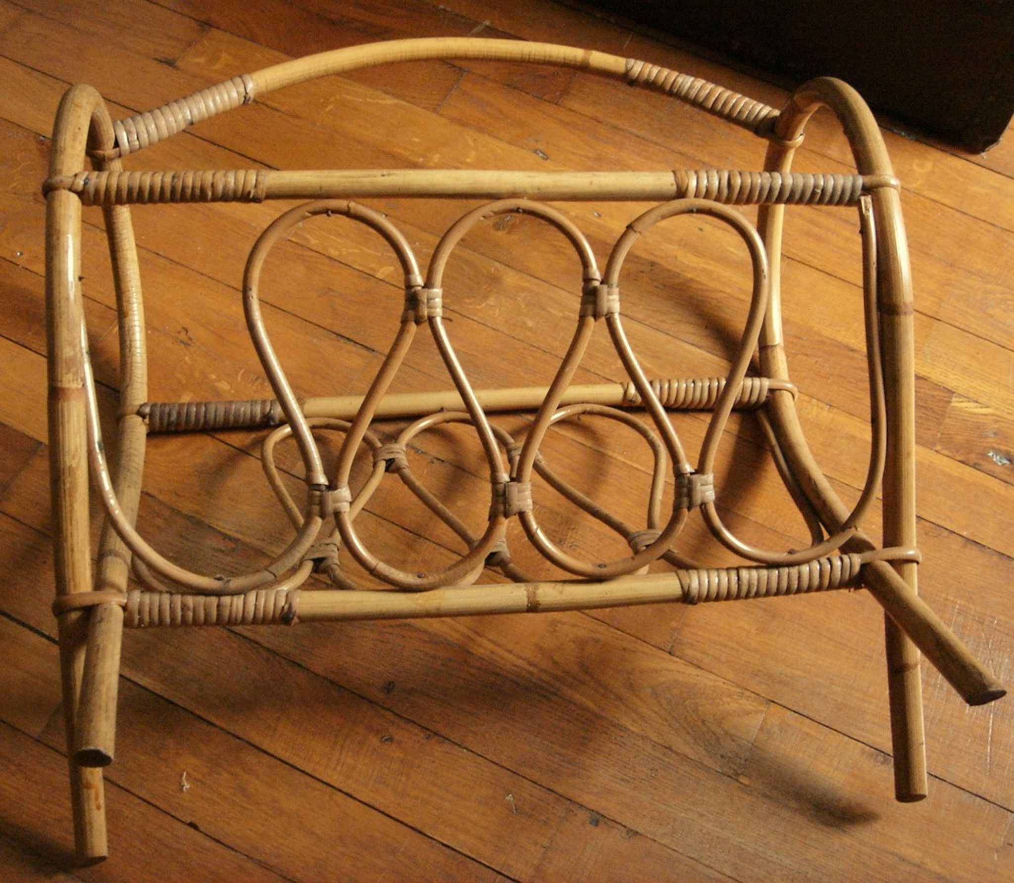 Magazine rack vintage rattan bamboo, cove round moving volutes feet