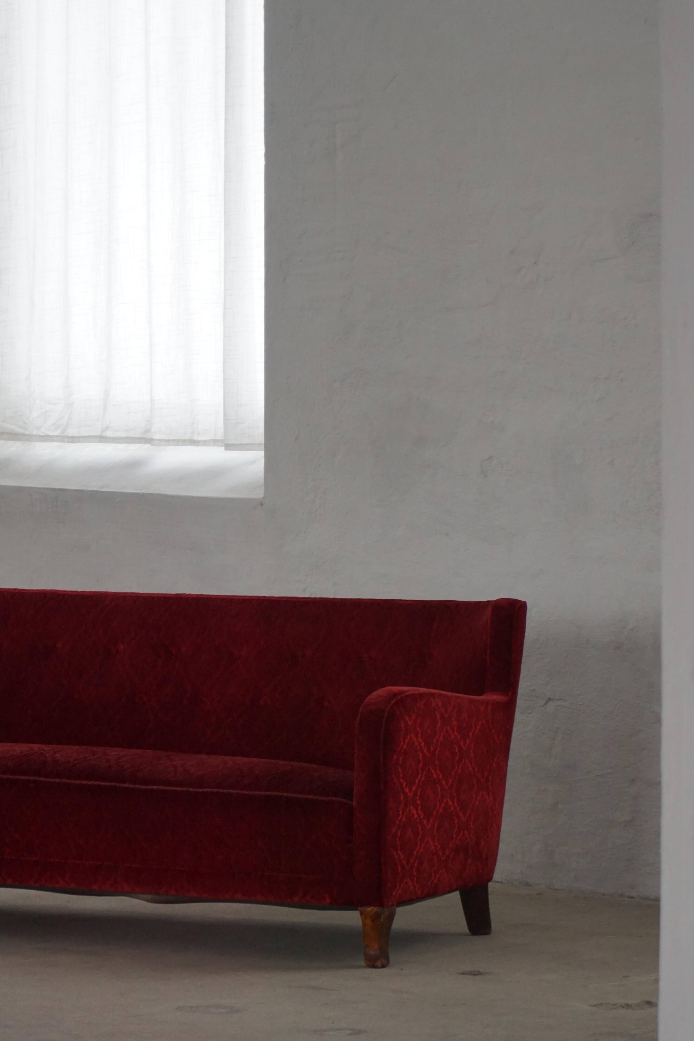 Modern Danish canapé, 3-seater in red velvet, Fritz Hansen style, 1940s.