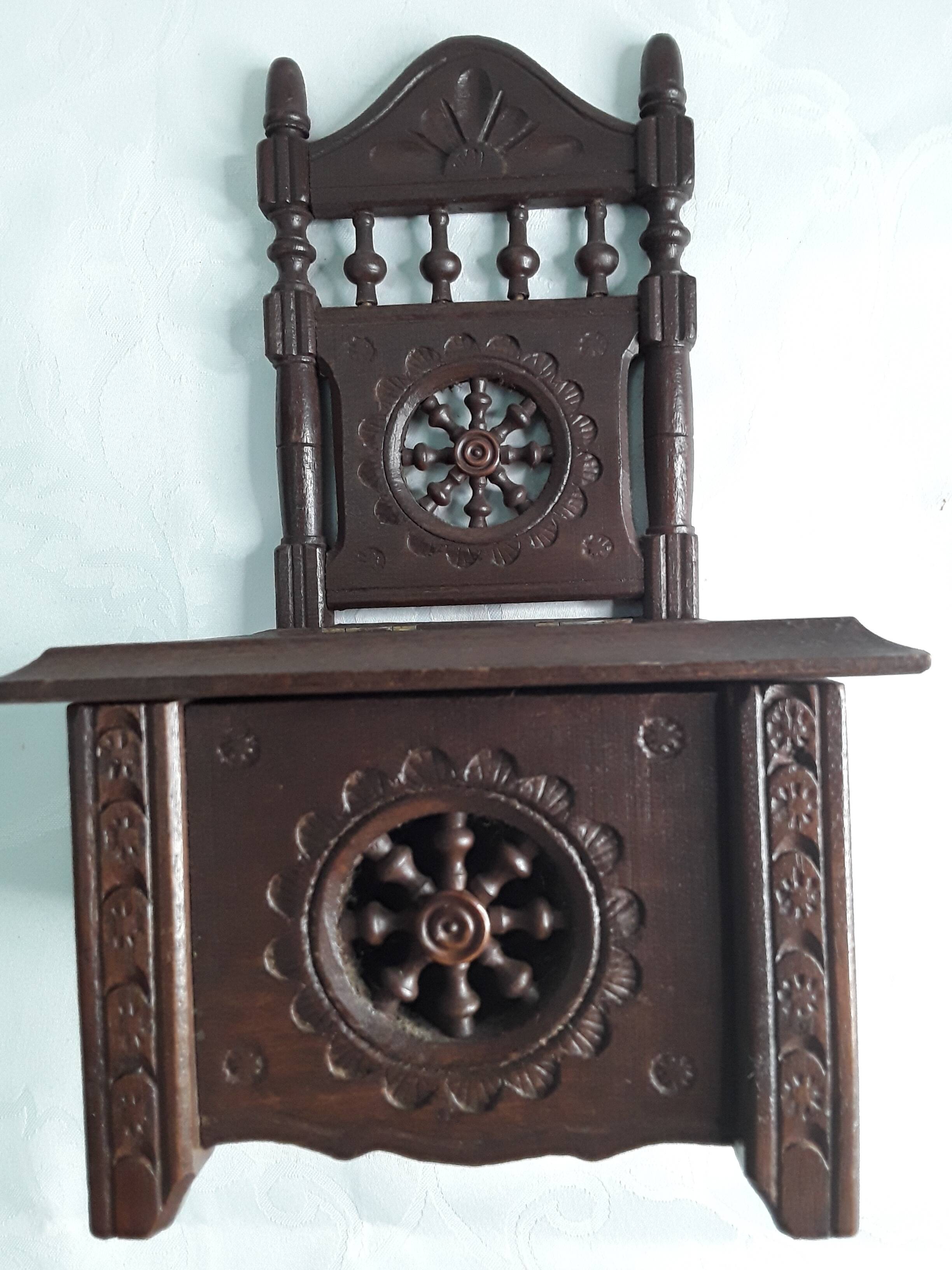 Ancienne Chaise bretonne en bois sculpté