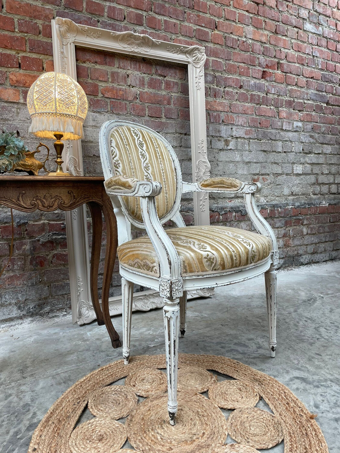 Fauteuil français de style Louis XVI avec revêtement