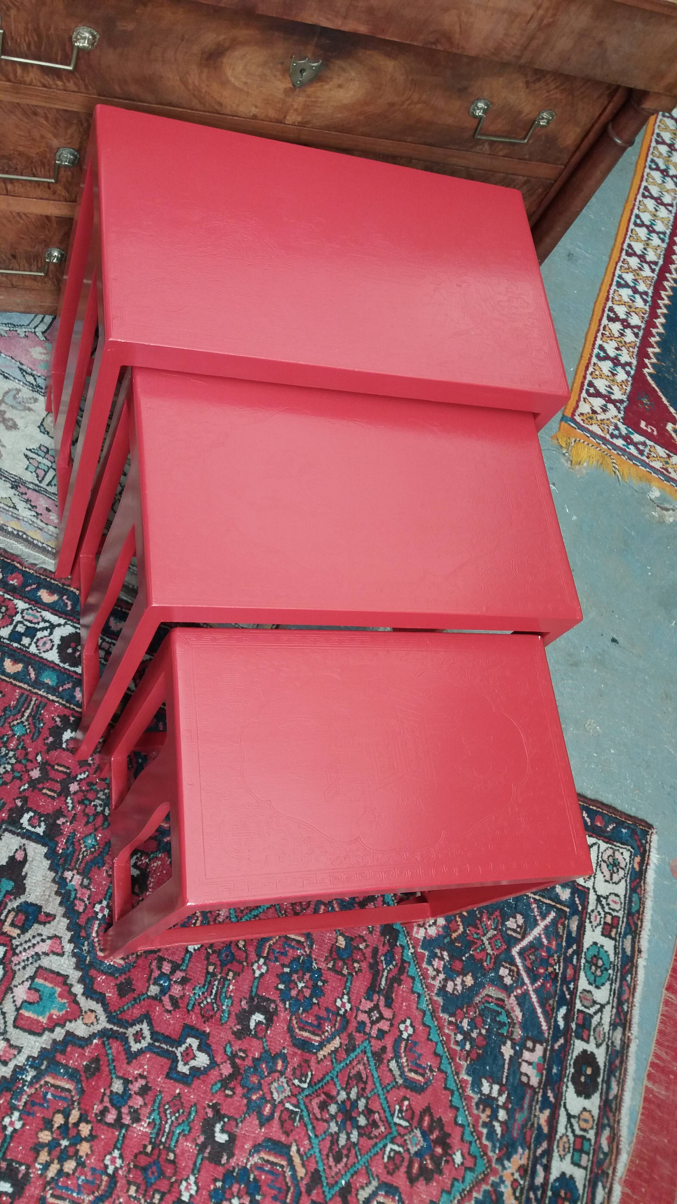 Lot de 3 tables gigognes d'esprit chinoise