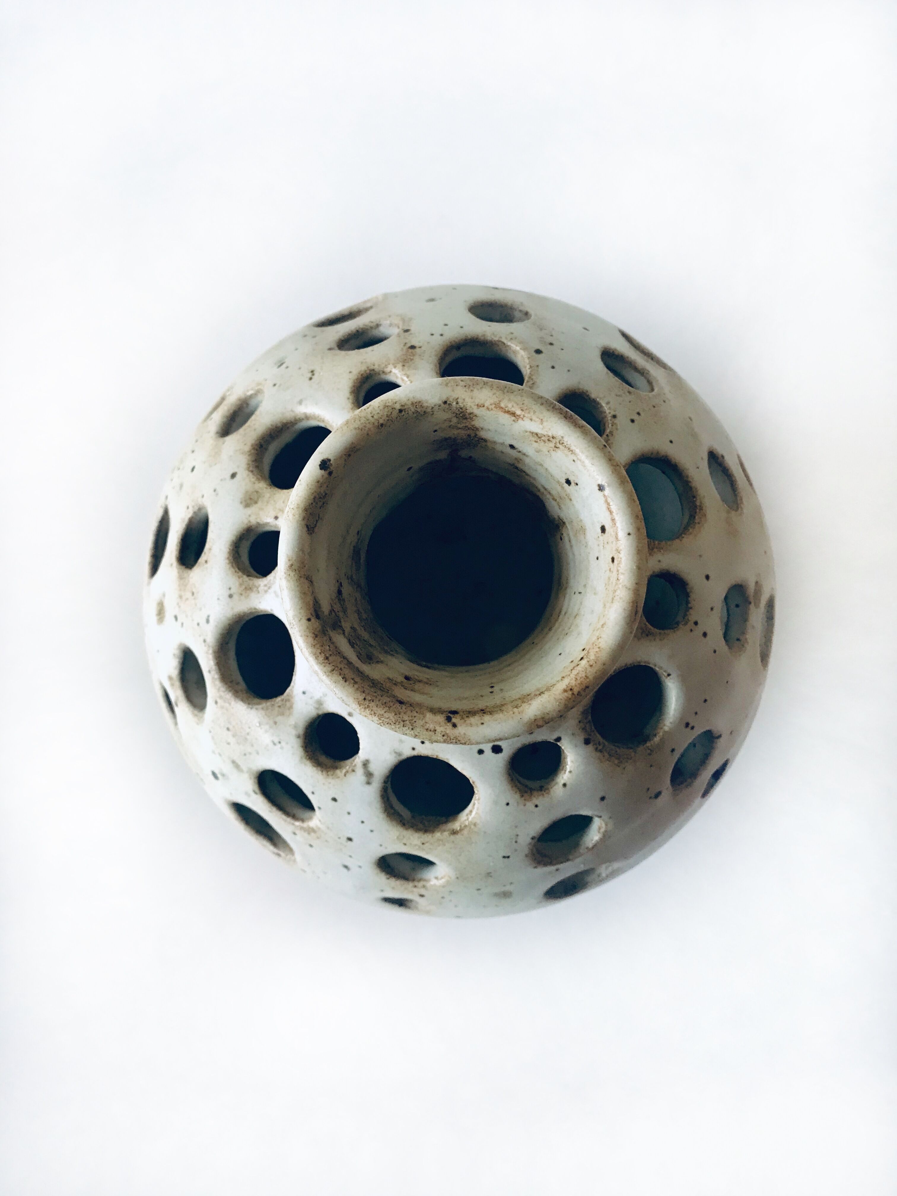 Ceramic vase pique flowers