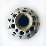 Ceramic vase pique flowers