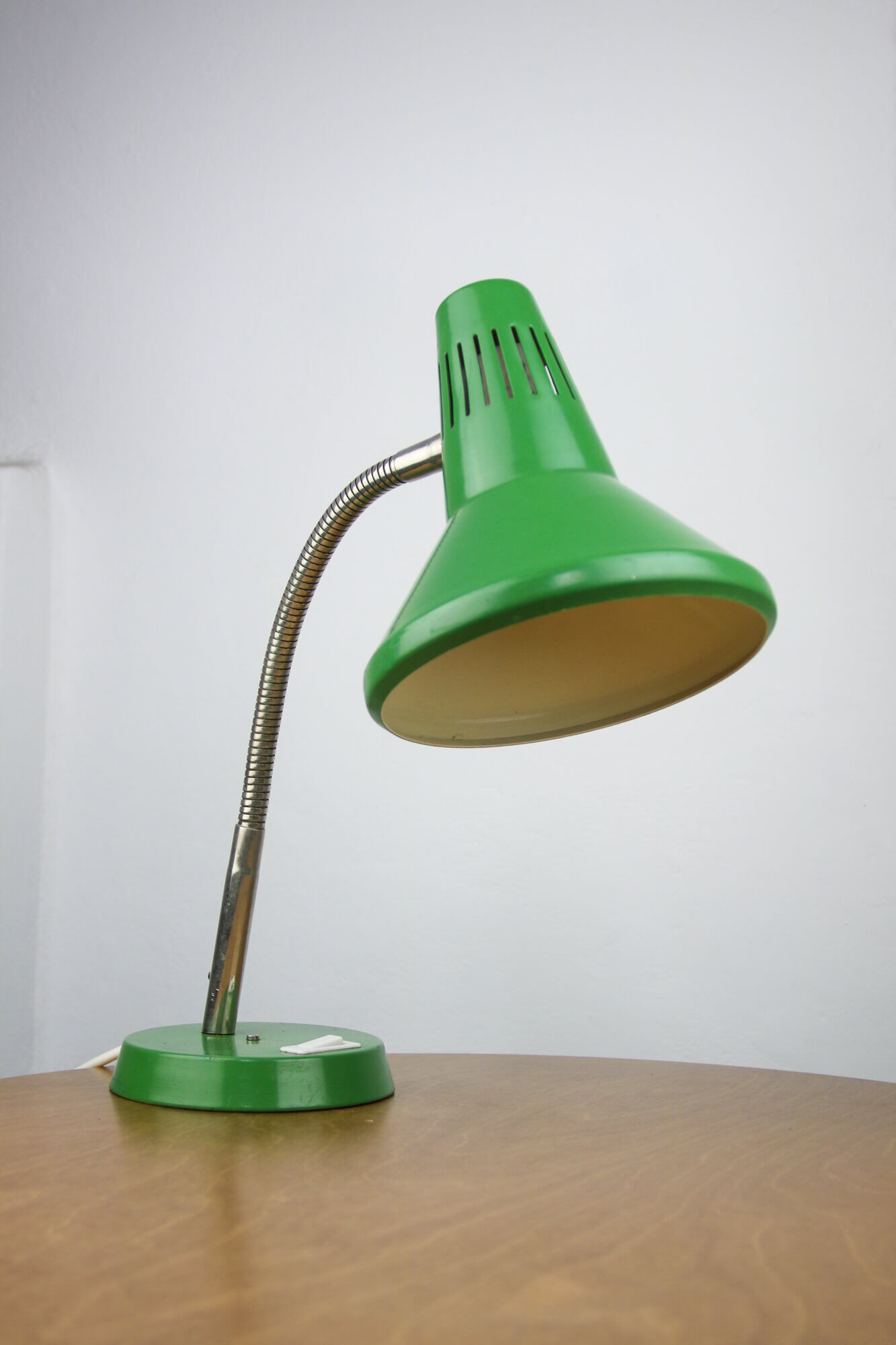 Adjustable desk lamps in painted green, red and yellow metal and chrome-plated spiral arm from tep,