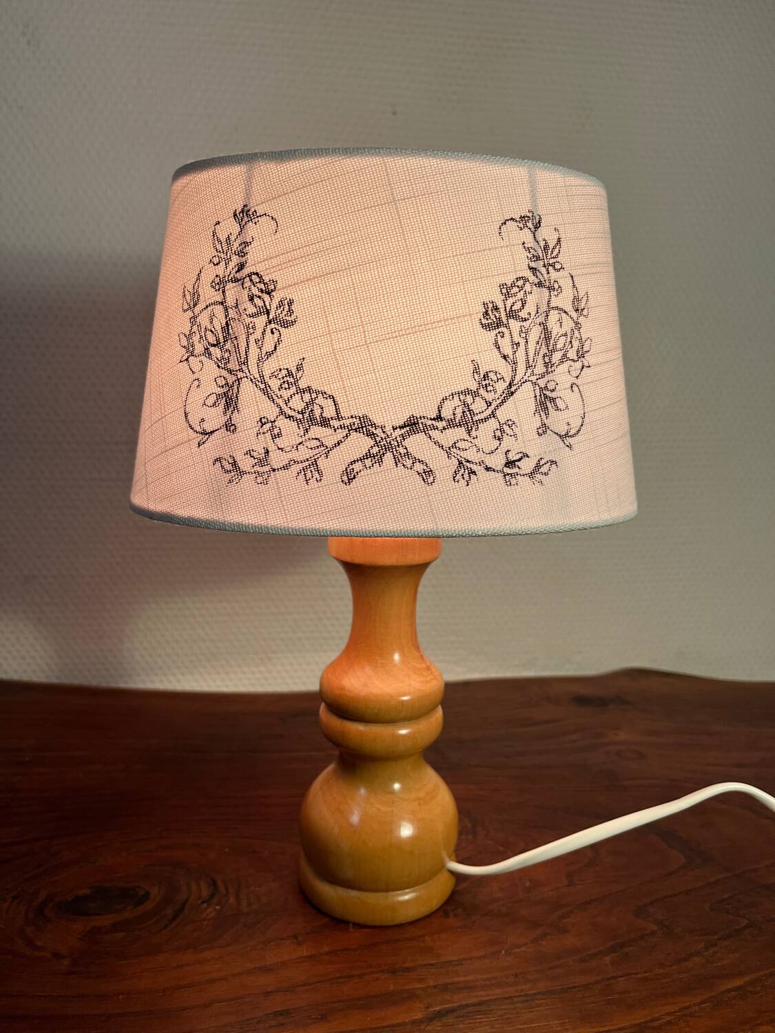 Small table lamp with natural wood base