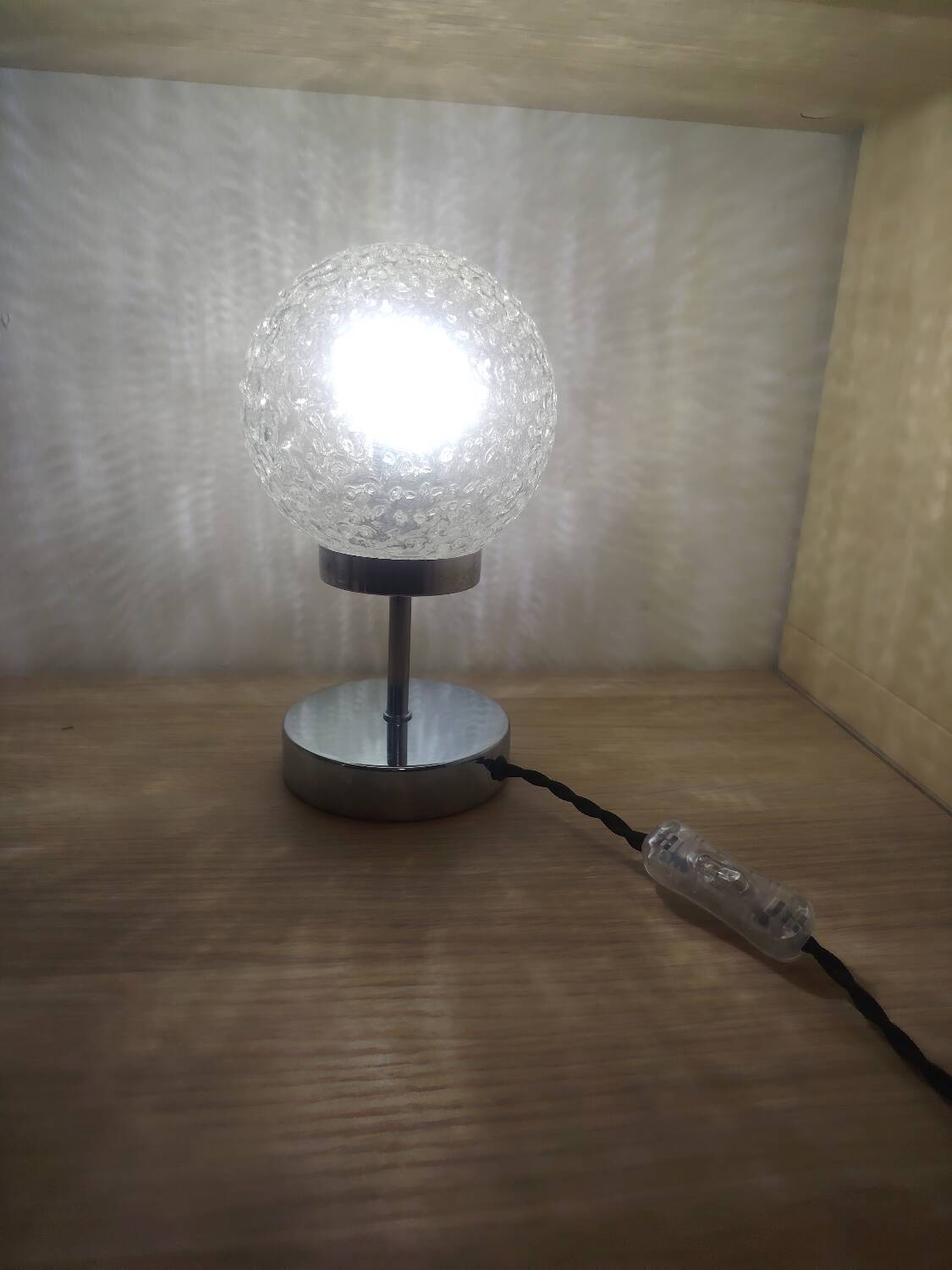 Duo of lamps in textured globe with a great play of light.